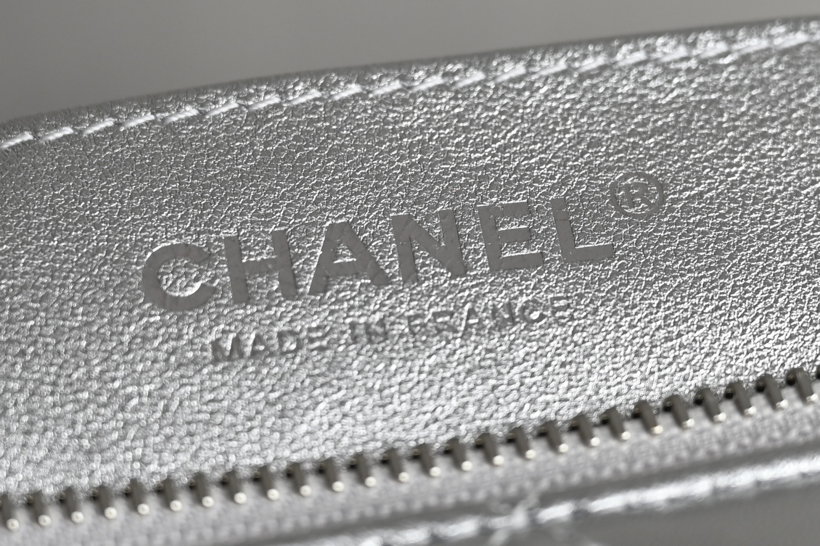 白金版▪️正品级 包装如图全新到货🆕𝗖𝗛𝗔𝗡𝗘𝗟 𝟮𝟱𝘀春夏金币链条饺子包 银色专柜售价𝟥𝟪𝟤𝟢𝟢𝗋𝗆𝖻