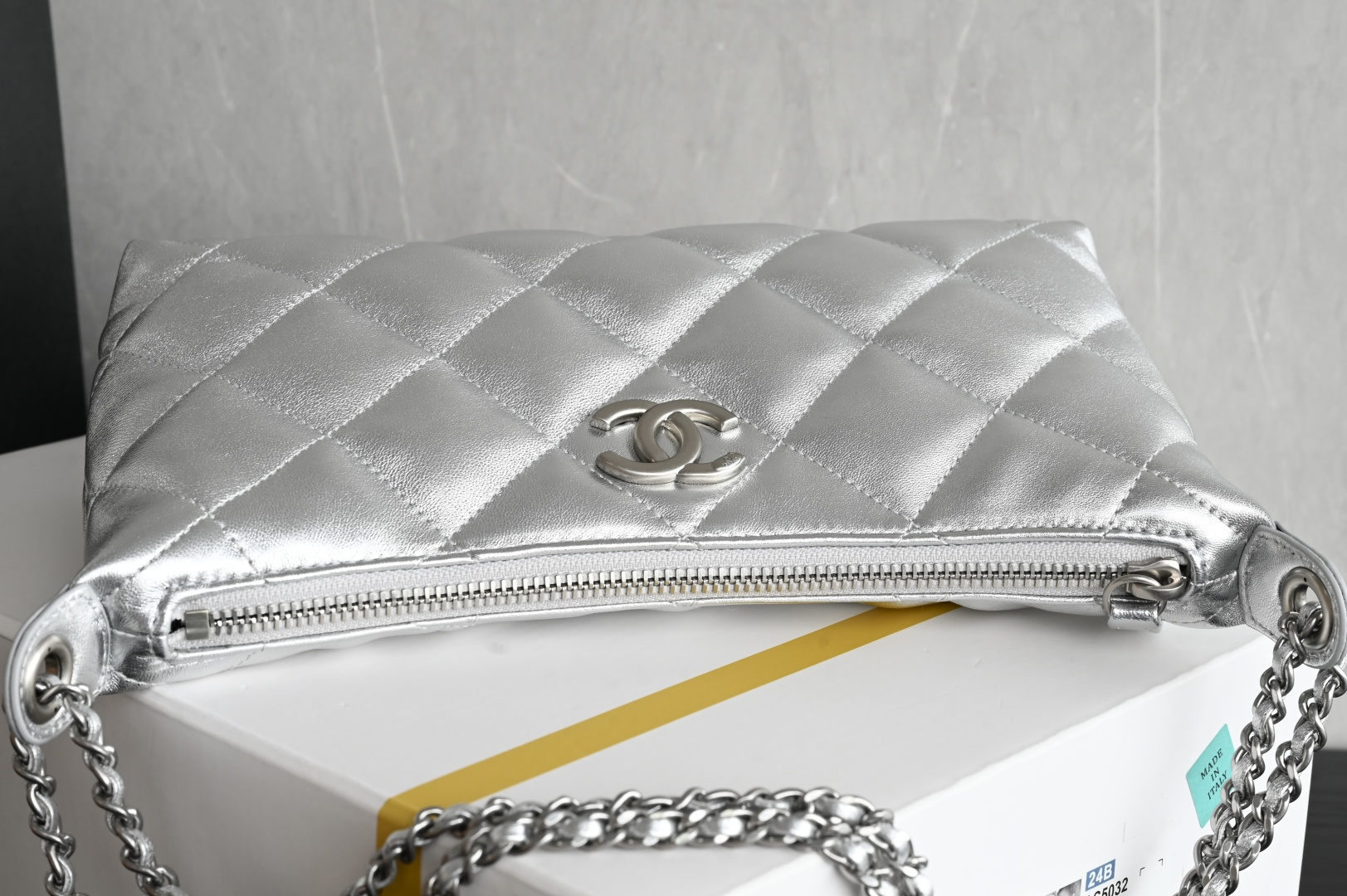 白金版▪️正品级 包装如图全新到货🆕𝗖𝗛𝗔𝗡𝗘𝗟 𝟮𝟱𝘀春夏金币链条饺子包 银色专柜售价𝟥𝟪𝟤𝟢𝟢𝗋𝗆𝖻