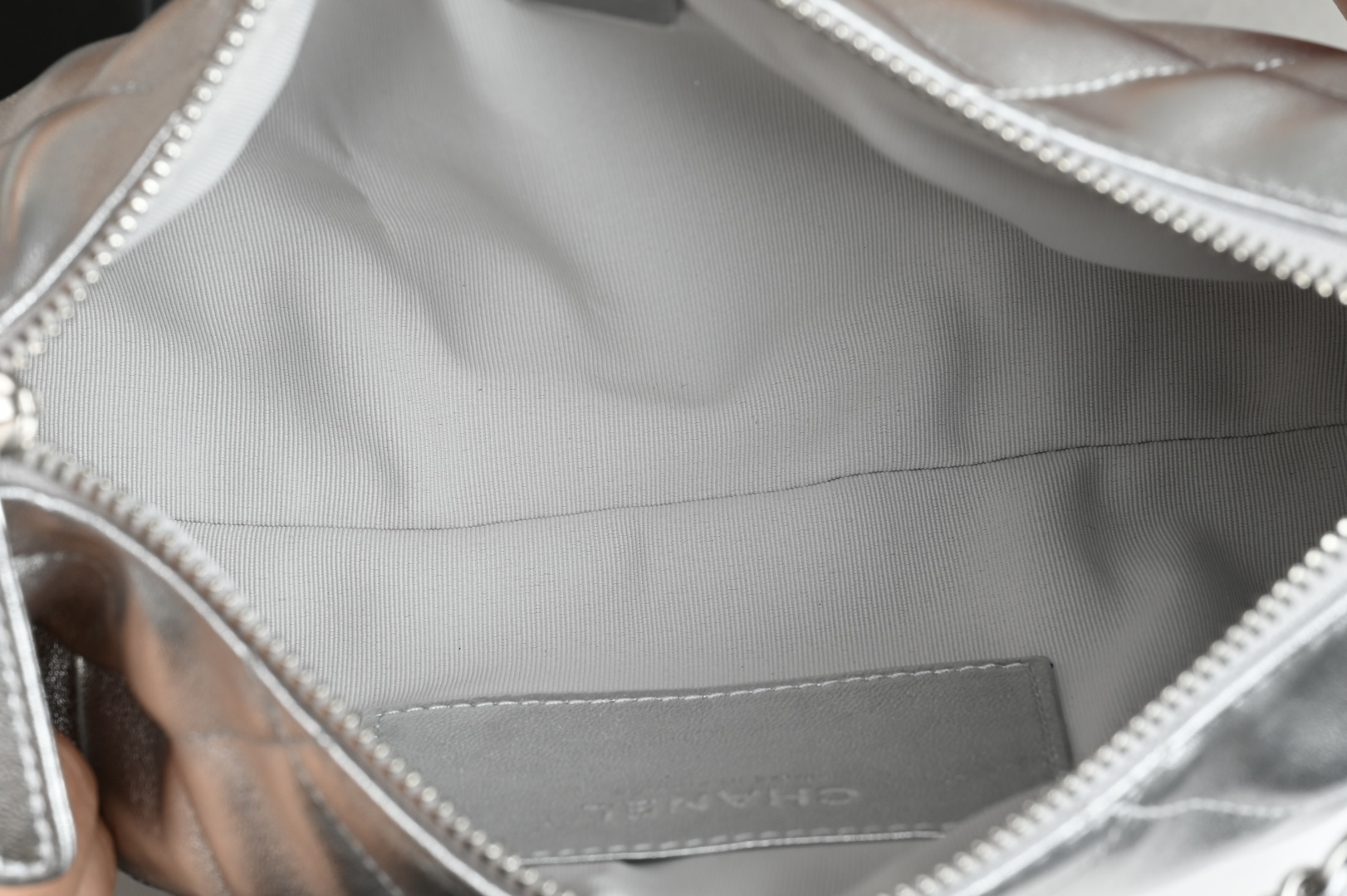 白金版▪️正品级 包装如图全新到货🆕𝗖𝗛𝗔𝗡𝗘𝗟 𝟮𝟱𝘀春夏金币链条饺子包 银色专柜售价𝟥𝟪𝟤𝟢𝟢𝗋𝗆𝖻