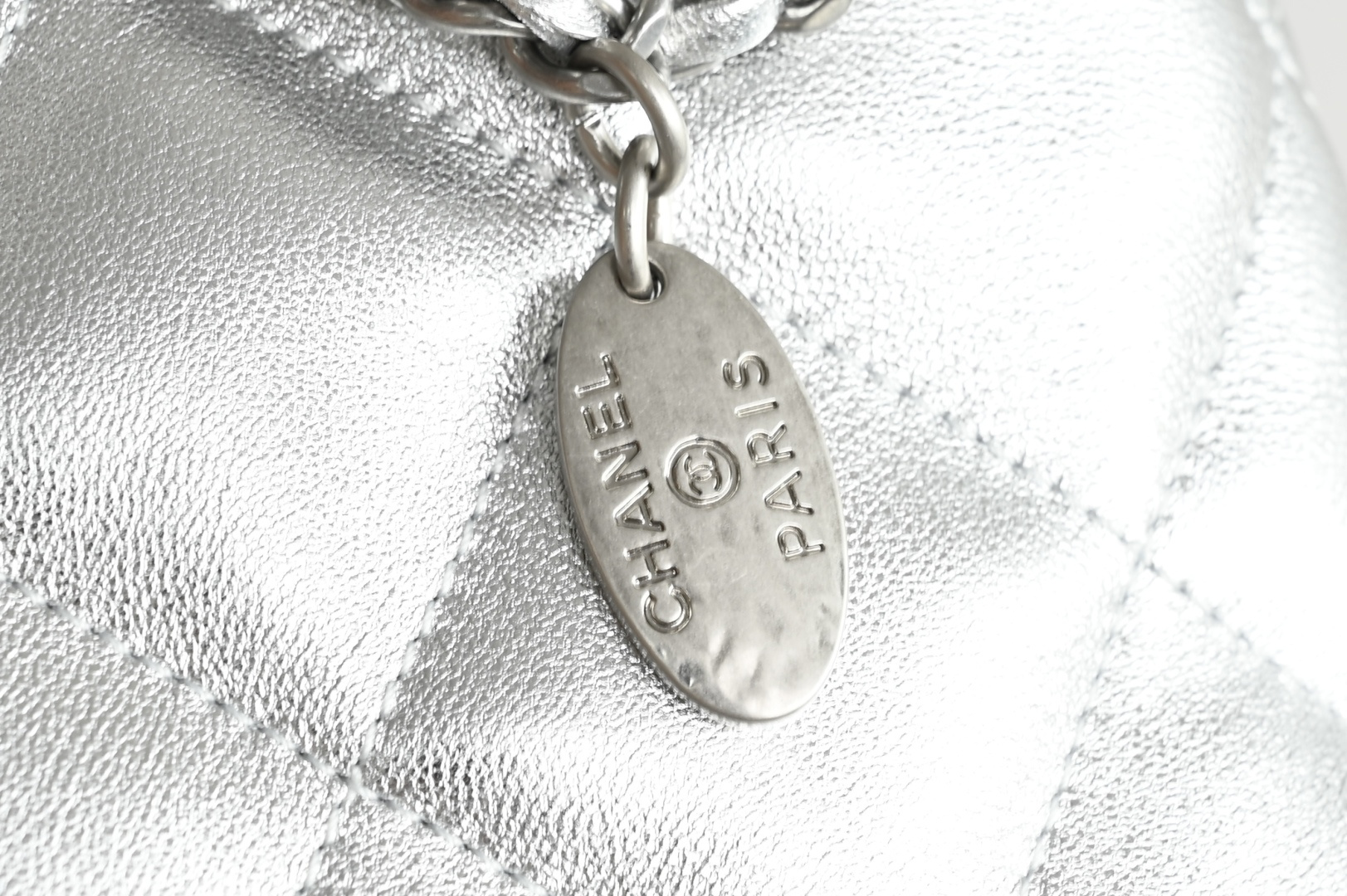 白金版▪️正品级 包装如图全新到货🆕𝗖𝗛𝗔𝗡𝗘𝗟 𝟮𝟱𝘀春夏金币链条饺子包 银色专柜售价𝟥𝟪𝟤𝟢𝟢𝗋𝗆𝖻