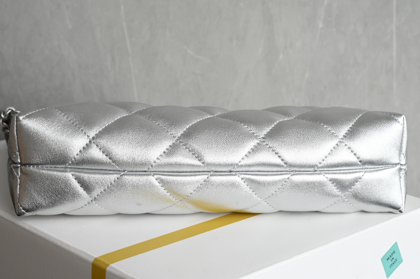 白金版▪️正品级 包装如图全新到货🆕𝗖𝗛𝗔𝗡𝗘𝗟 𝟮𝟱𝘀春夏金币链条饺子包 银色专柜售价𝟥𝟪𝟤𝟢𝟢𝗋𝗆𝖻