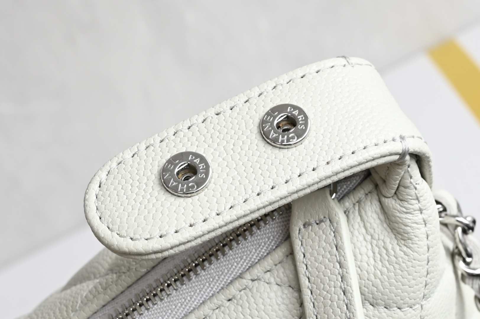 白金版▪️正品级 包装如图全新到货🆕𝗖𝗵𝗮𝗻𝗲𝟭 𝟮𝟱𝐁星星浮雕手提𝗁𝗈𝖻𝗈饭盒包 灰色专柜售价𝟤𝟪𝟧𝟢