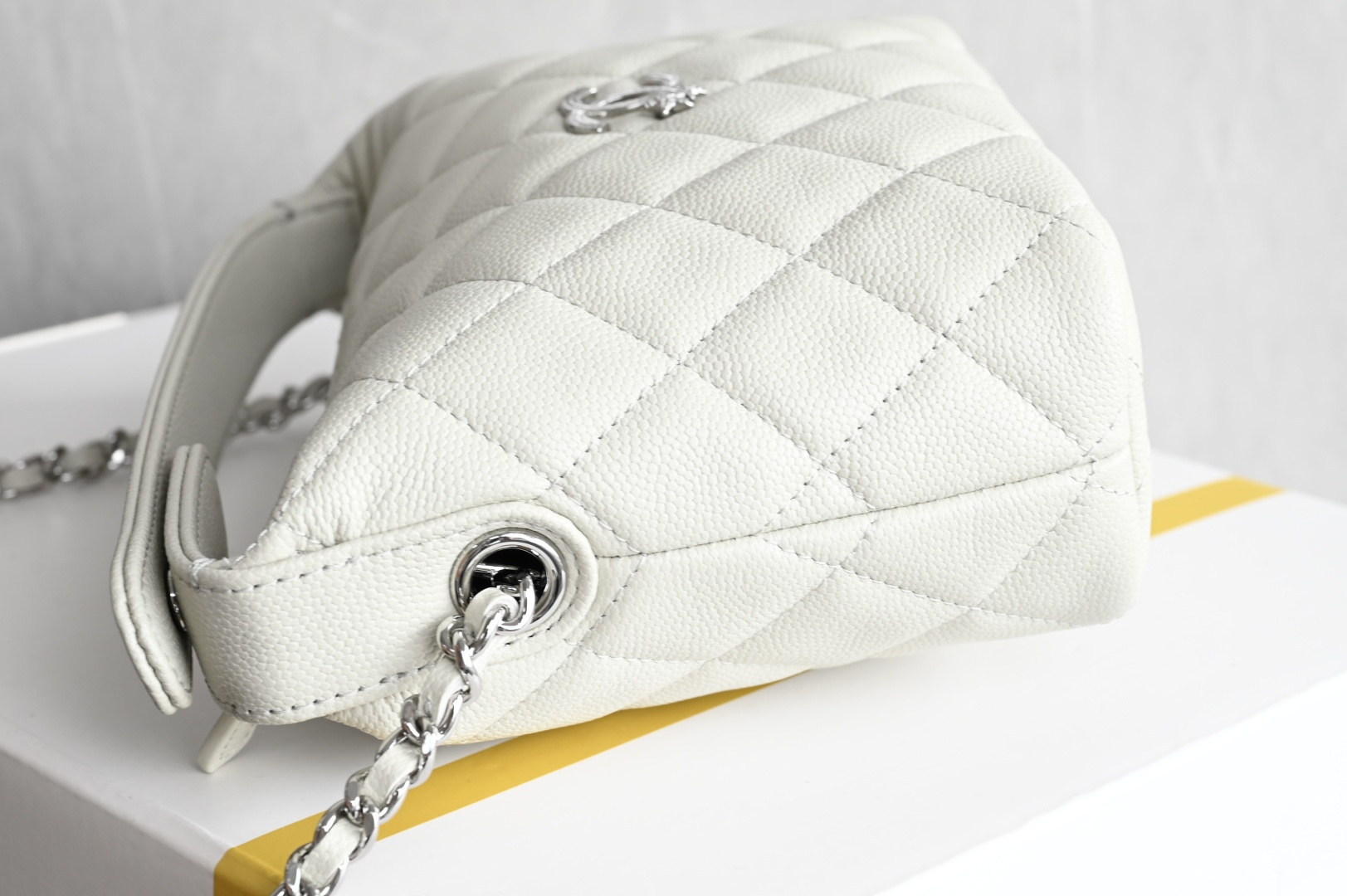 白金版▪️正品级 包装如图全新到货🆕𝗖𝗵𝗮𝗻𝗲𝟭 𝟮𝟱𝐁星星浮雕手提𝗁𝗈𝖻𝗈饭盒包 灰色专柜售价𝟤𝟪𝟧𝟢