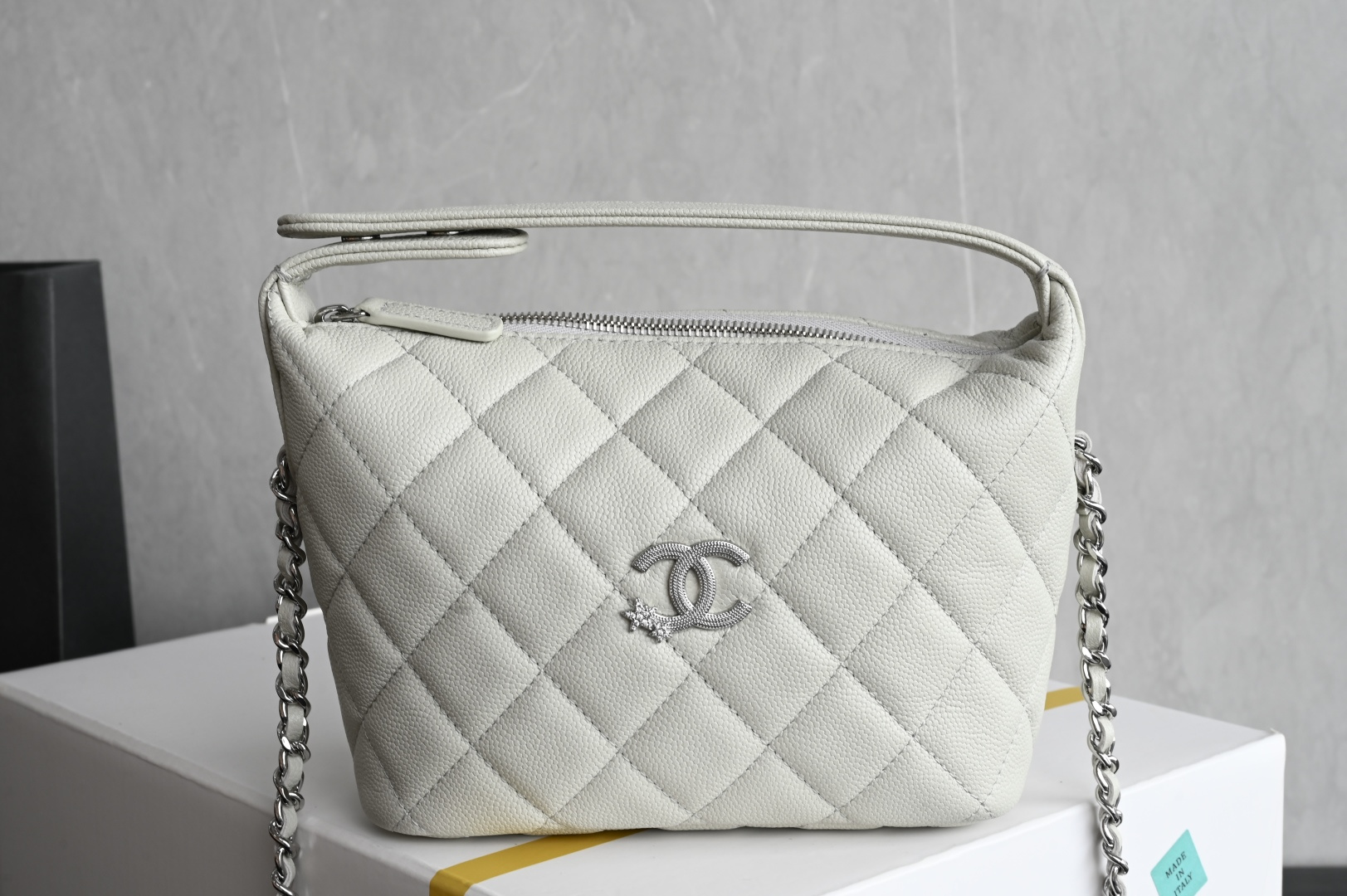 白金版▪️正品级 包装如图全新到货🆕𝗖𝗵𝗮𝗻𝗲𝟭 𝟮𝟱𝐁星星浮雕手提𝗁𝗈𝖻𝗈饭盒包 灰色专柜售价𝟤𝟪𝟧𝟢