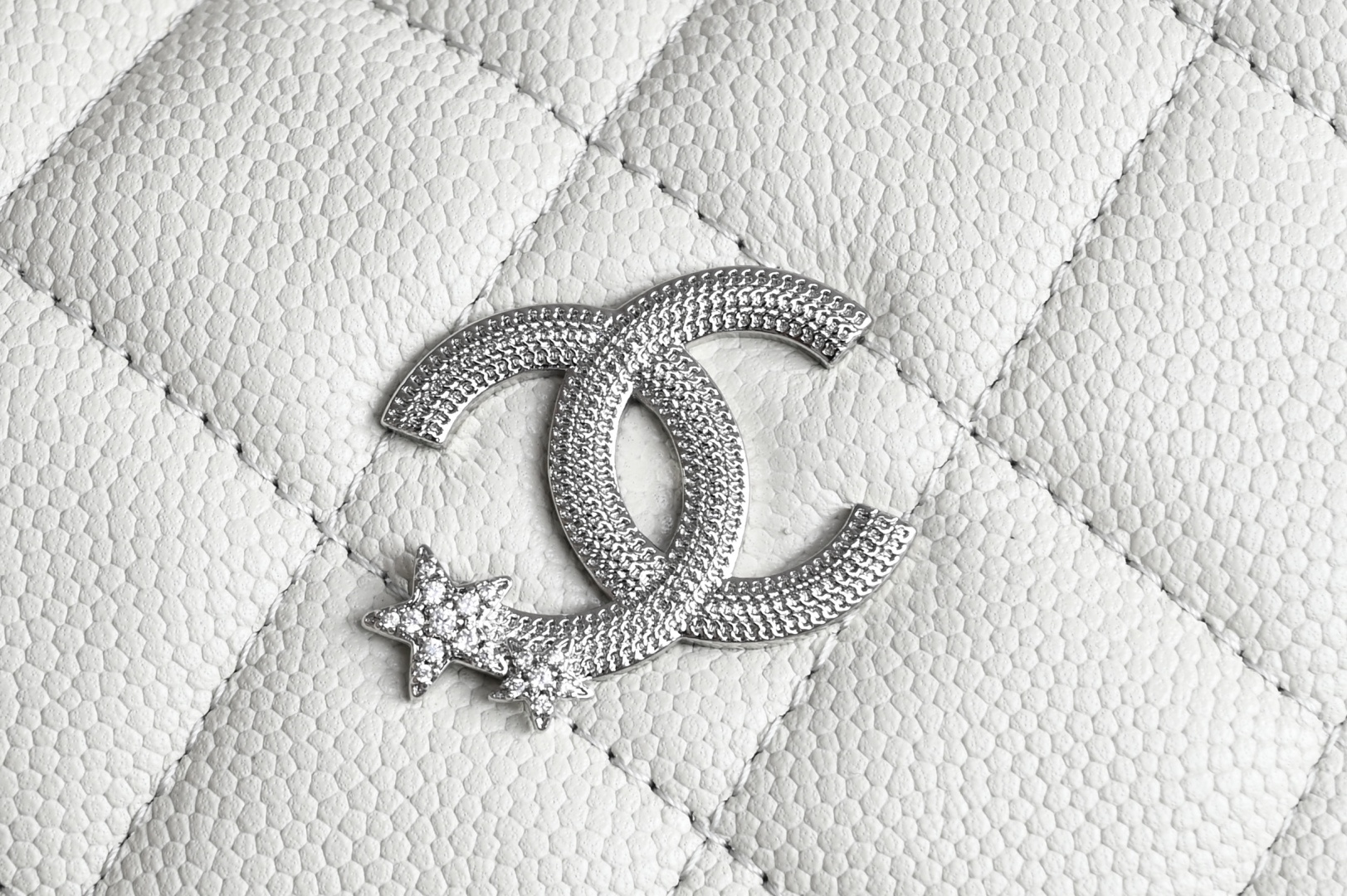 白金版▪️正品级 包装如图全新到货🆕𝗖𝗵𝗮𝗻𝗲𝟭 𝟮𝟱𝐁星星浮雕手提𝗁𝗈𝖻𝗈饭盒包 灰色专柜售价𝟤𝟪𝟧𝟢