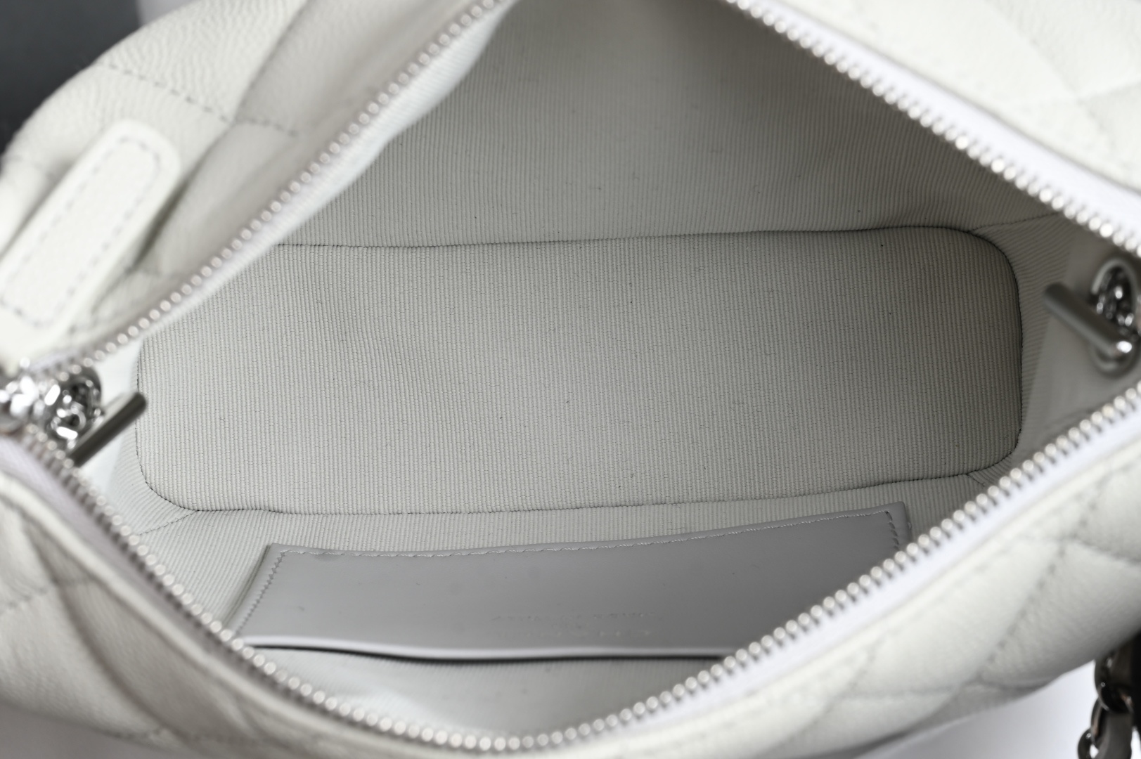 白金版▪️正品级 包装如图全新到货🆕𝗖𝗵𝗮𝗻𝗲𝟭 𝟮𝟱𝐁星星浮雕手提𝗁𝗈𝖻𝗈饭盒包 灰色专柜售价𝟤𝟪𝟧𝟢