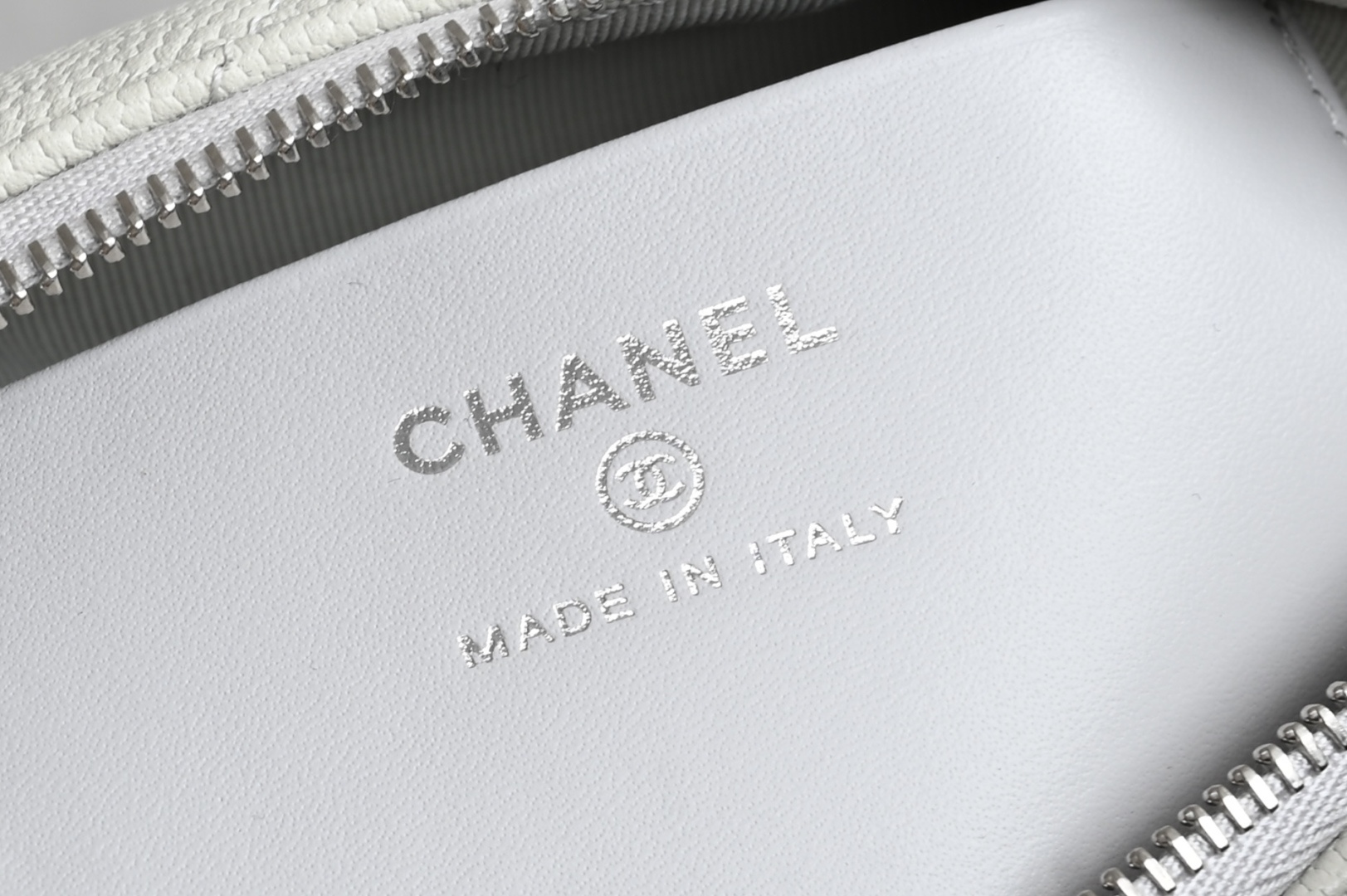 白金版▪️正品级 包装如图全新到货🆕𝗖𝗵𝗮𝗻𝗲𝟭 𝟮𝟱𝐁星星浮雕手提𝗁𝗈𝖻𝗈饭盒包 灰色专柜售价𝟤𝟪𝟧𝟢