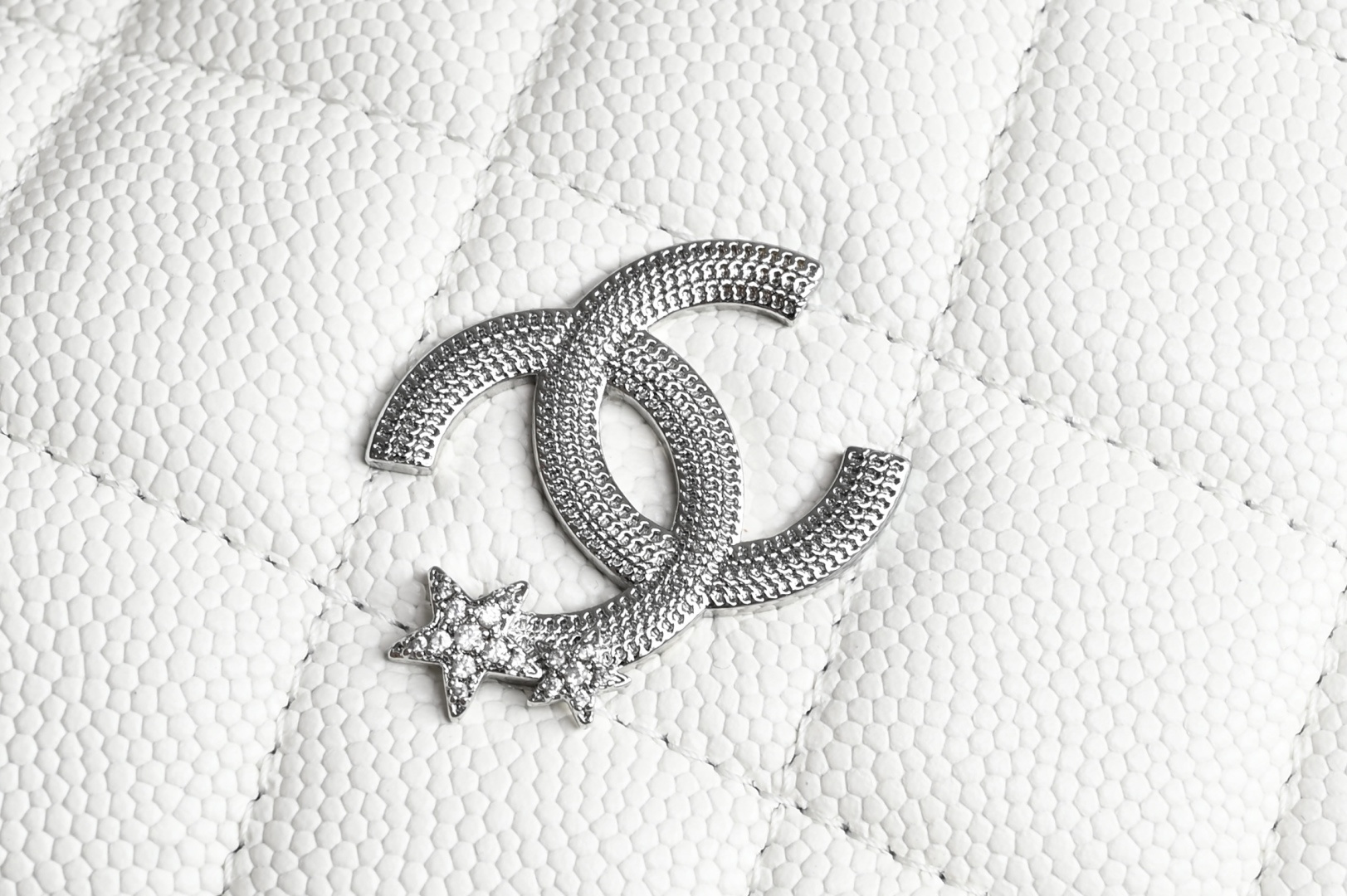 白金版▪️正品级 包装如图全新到货🆕𝗖𝗵𝗮𝗻𝗲𝟭 𝟮𝟱𝐁星星浮雕手提𝗁𝗈𝖻𝗈饭盒包 白色专柜售价𝟤𝟪𝟧𝟢