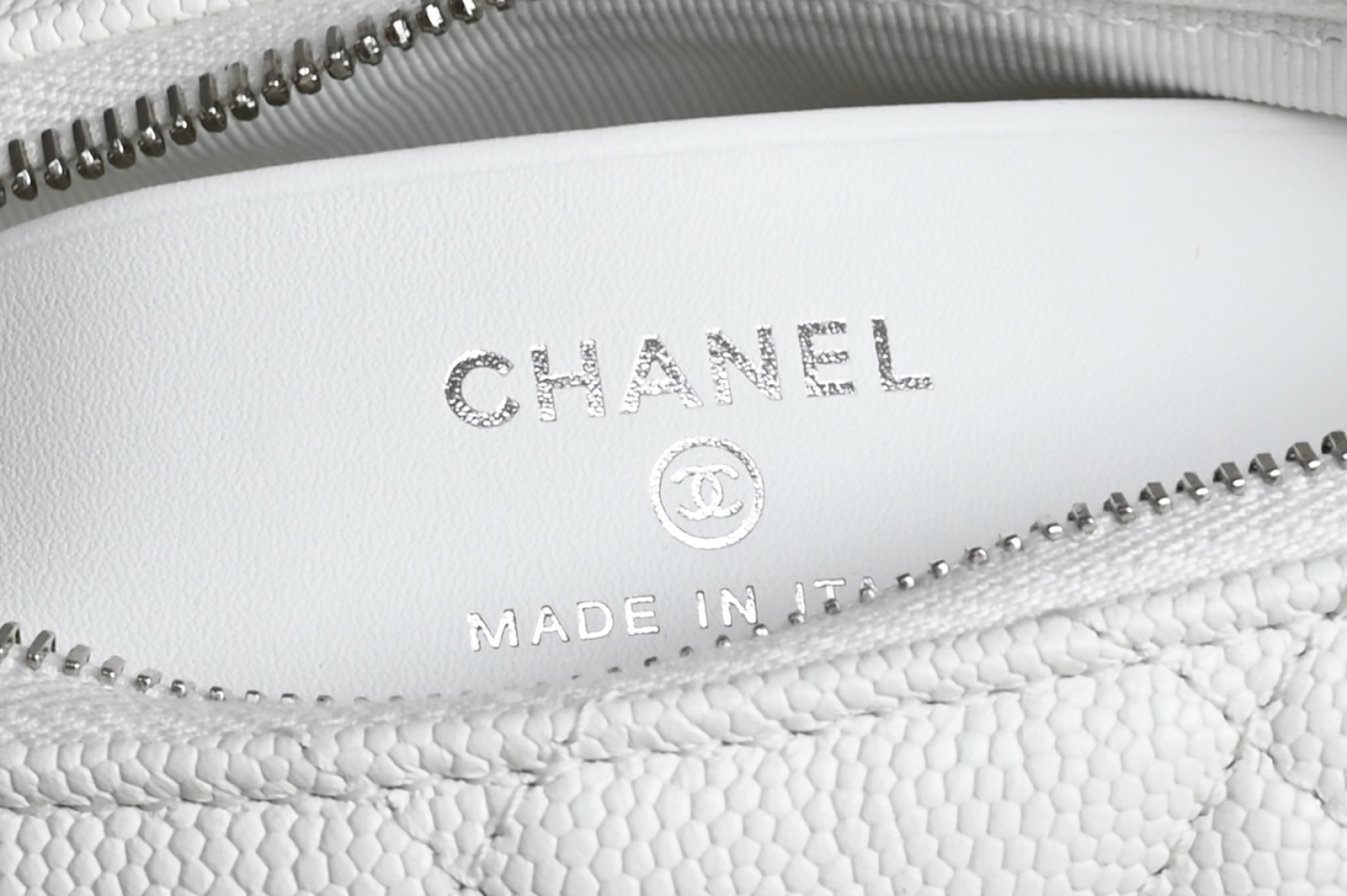 白金版▪️正品级 包装如图全新到货🆕𝗖𝗵𝗮𝗻𝗲𝟭 𝟮𝟱𝐁星星浮雕手提𝗁𝗈𝖻𝗈饭盒包 白色专柜售价𝟤𝟪𝟧𝟢