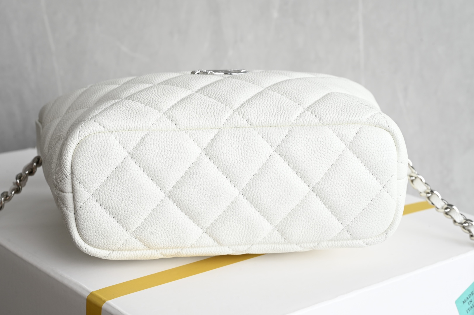 白金版▪️正品级 包装如图全新到货🆕𝗖𝗵𝗮𝗻𝗲𝟭 𝟮𝟱𝐁星星浮雕手提𝗁𝗈𝖻𝗈饭盒包 白色专柜售价𝟤𝟪𝟧𝟢