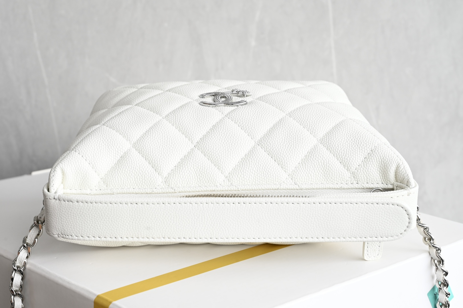 白金版▪️正品级 包装如图全新到货🆕𝗖𝗵𝗮𝗻𝗲𝟭 𝟮𝟱𝐁星星浮雕手提𝗁𝗈𝖻𝗈饭盒包 白色专柜售价𝟤𝟪𝟧𝟢