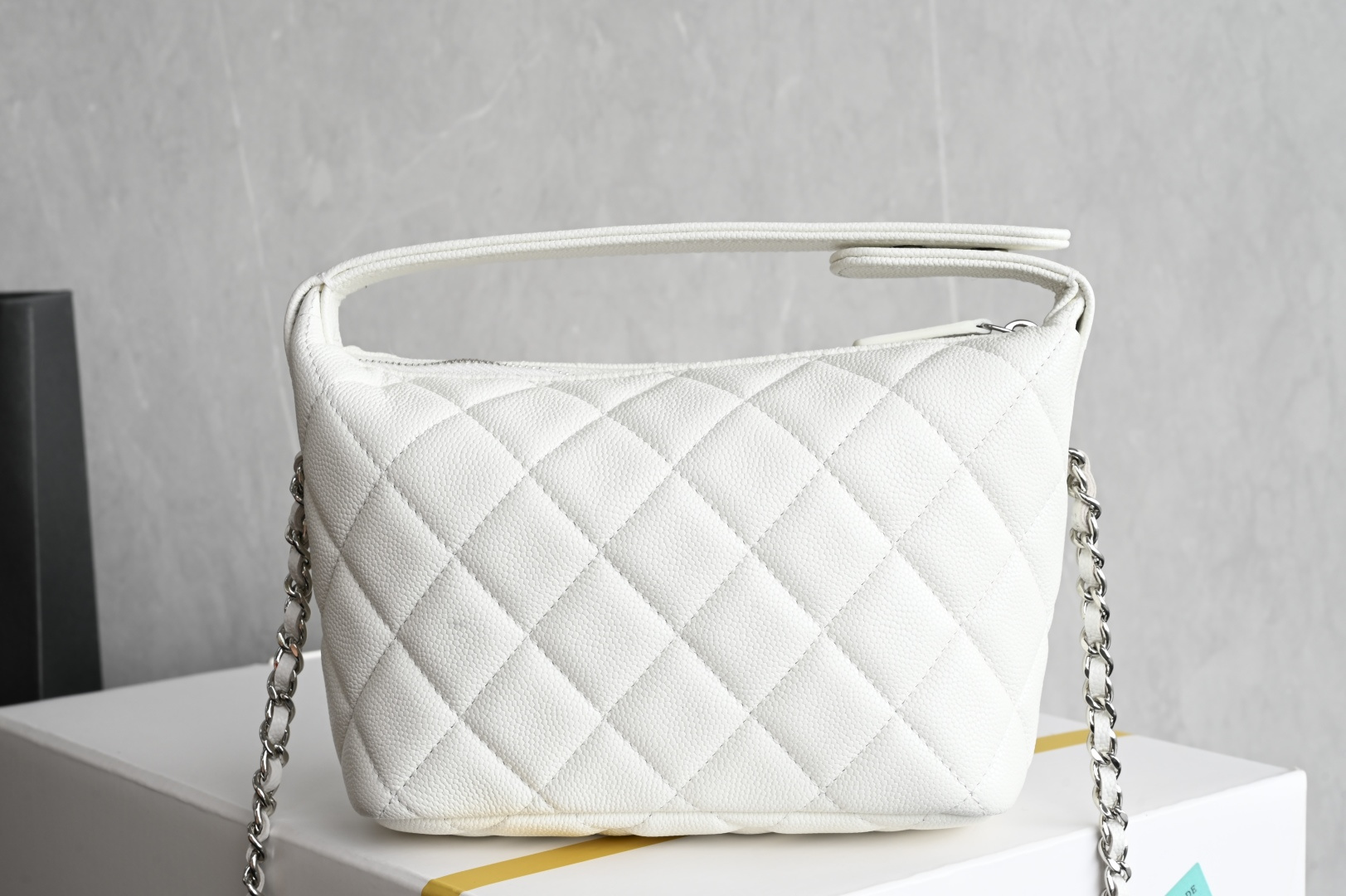 白金版▪️正品级 包装如图全新到货🆕𝗖𝗵𝗮𝗻𝗲𝟭 𝟮𝟱𝐁星星浮雕手提𝗁𝗈𝖻𝗈饭盒包 白色专柜售价𝟤𝟪𝟧𝟢