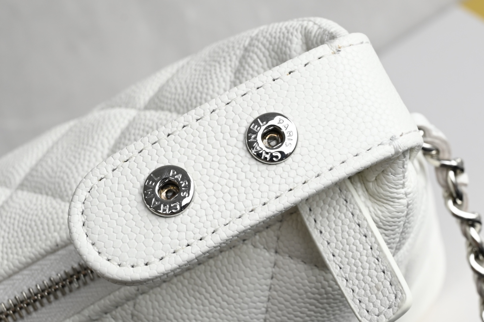 白金版▪️正品级 包装如图全新到货🆕𝗖𝗵𝗮𝗻𝗲𝟭 𝟮𝟱𝐁星星浮雕手提𝗁𝗈𝖻𝗈饭盒包 白色专柜售价𝟤𝟪𝟧𝟢