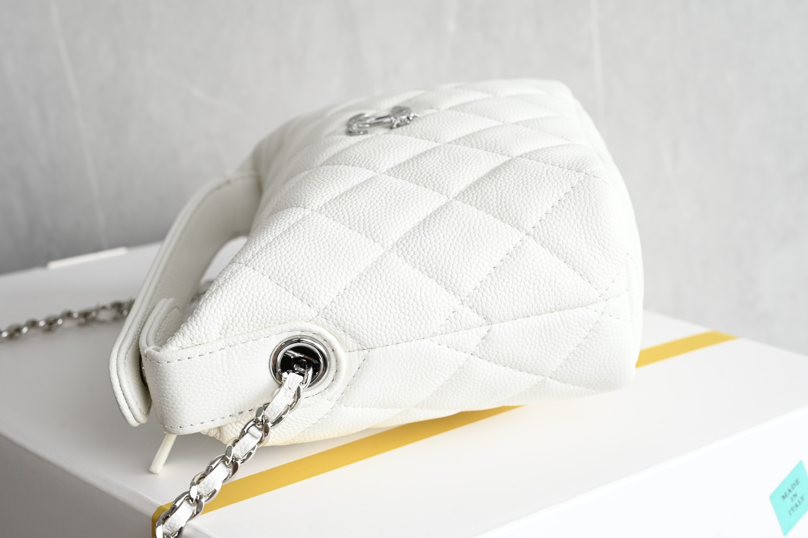 白金版▪️正品级 包装如图全新到货🆕𝗖𝗵𝗮𝗻𝗲𝟭 𝟮𝟱𝐁星星浮雕手提𝗁𝗈𝖻𝗈饭盒包 白色专柜售价𝟤𝟪𝟧𝟢