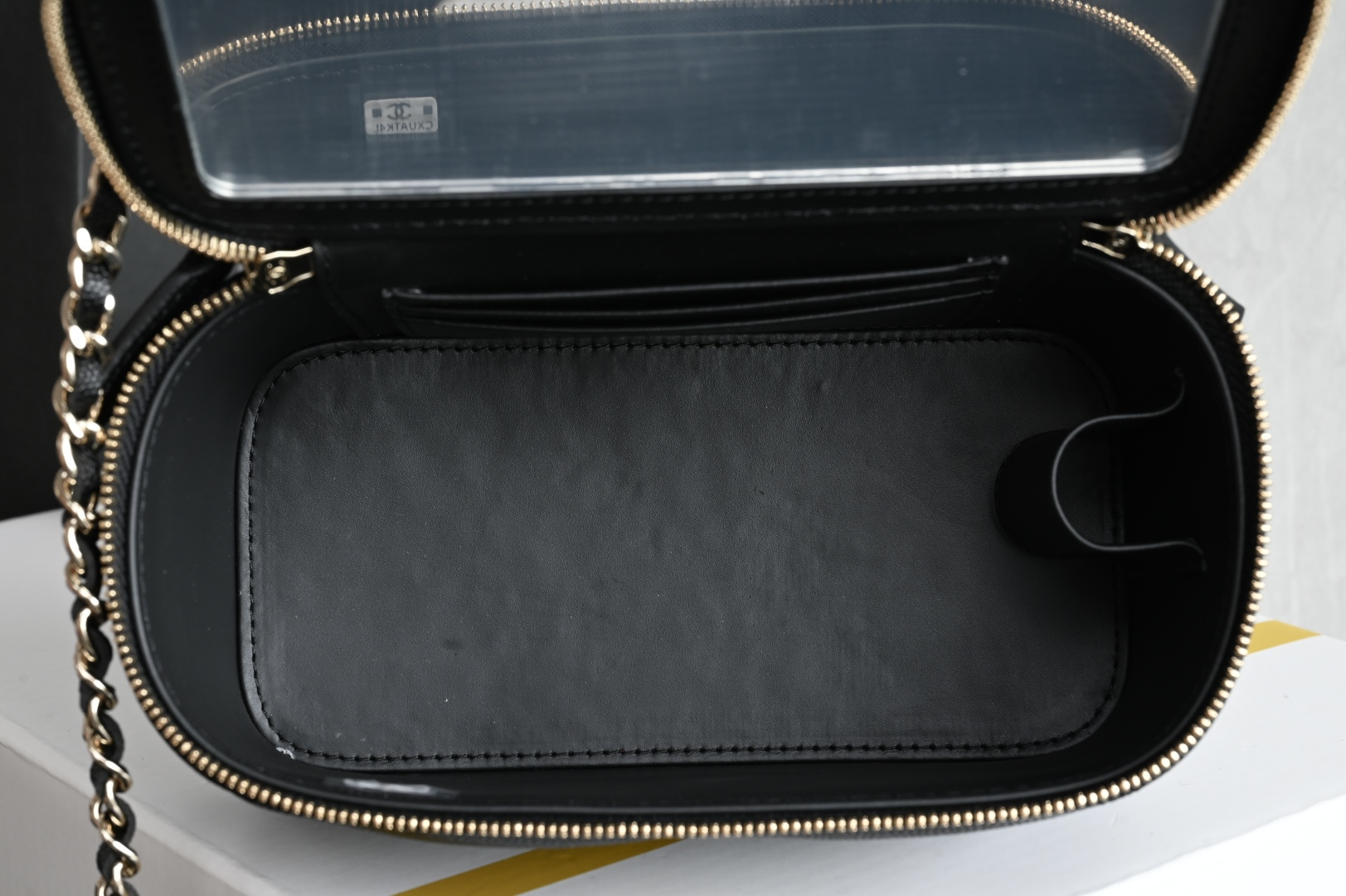 白金版▪️正品级 包装如图全新到货🆕𝗖𝗵𝗮𝗻𝗲𝟭 𝟮𝟱𝗸系列大菱格化妆包♥黑色专柜售价𝟤𝟪𝟪𝟢𝟢𝗋𝗆𝖻购