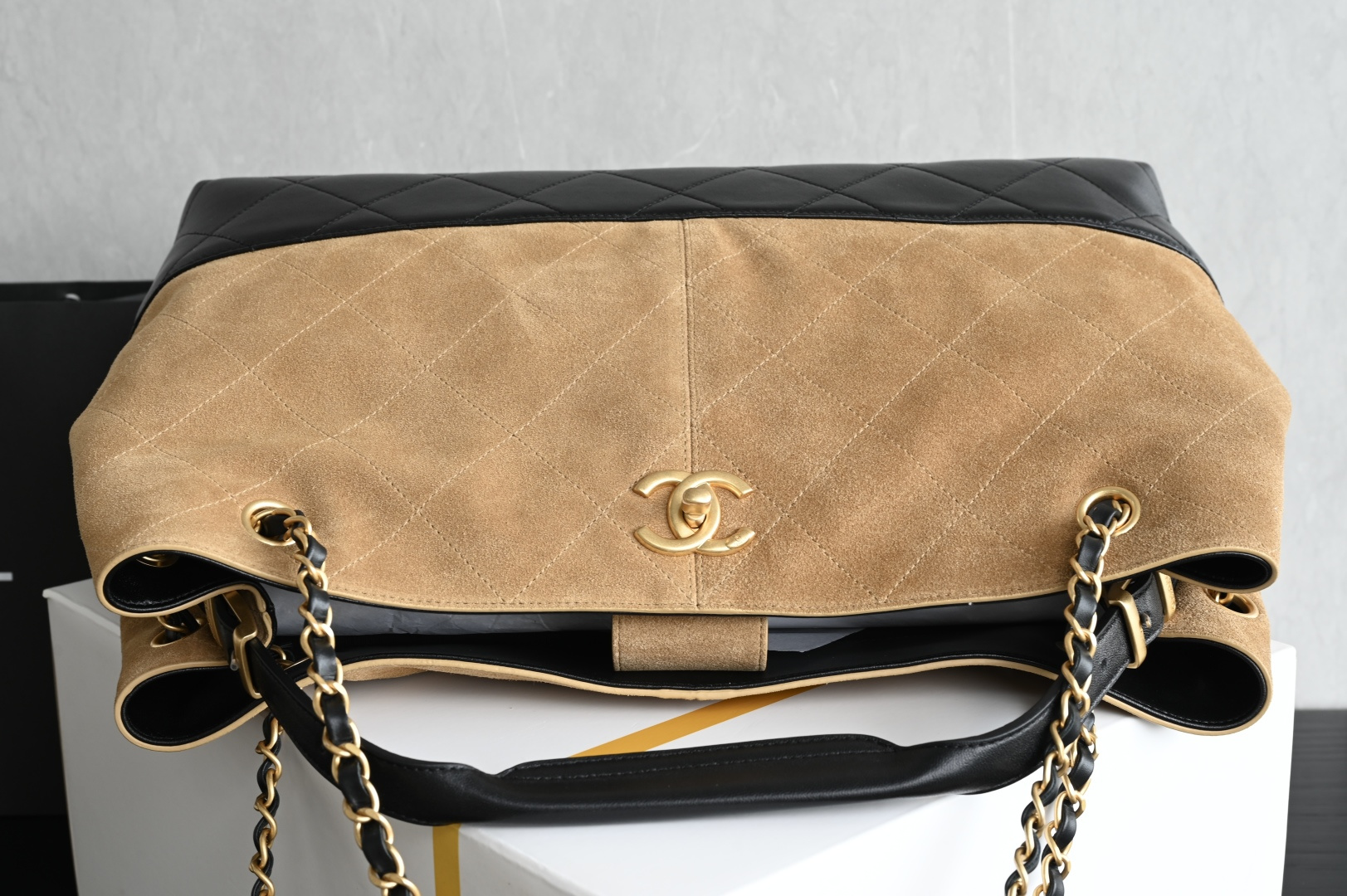 🌼白金版▪️正品级 包装如图全新到货🆕𝗖𝗵𝗮𝗻𝗲𝟭 𝟮𝟱𝗔购物袋𝗁𝗈𝖻𝗈 土黄拼黑 大号专柜售价𝟧𝟫𝟧𝟢