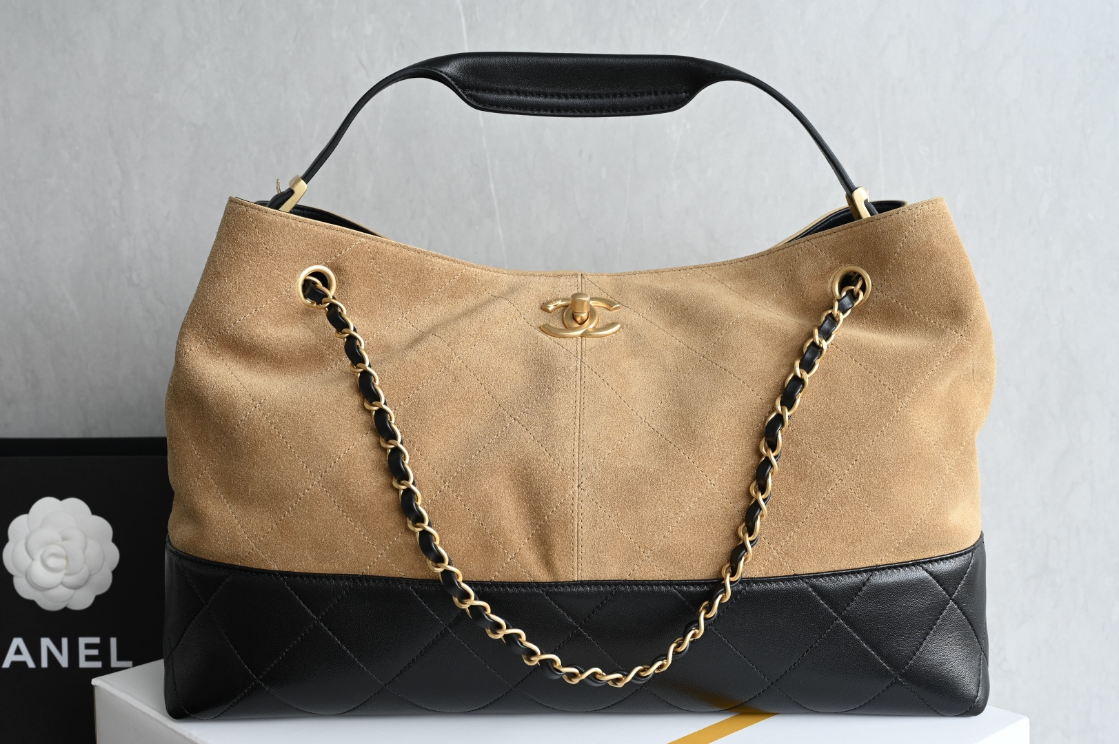 白金版▪️正品级 包装如图全新到货🆕𝗖𝗵𝗮𝗻𝗲𝟭 𝟮𝟱𝗔购物袋𝗁𝗈𝖻𝗈 土黄拼黑 大号专柜售价𝟧𝟫𝟧𝟢𝟢