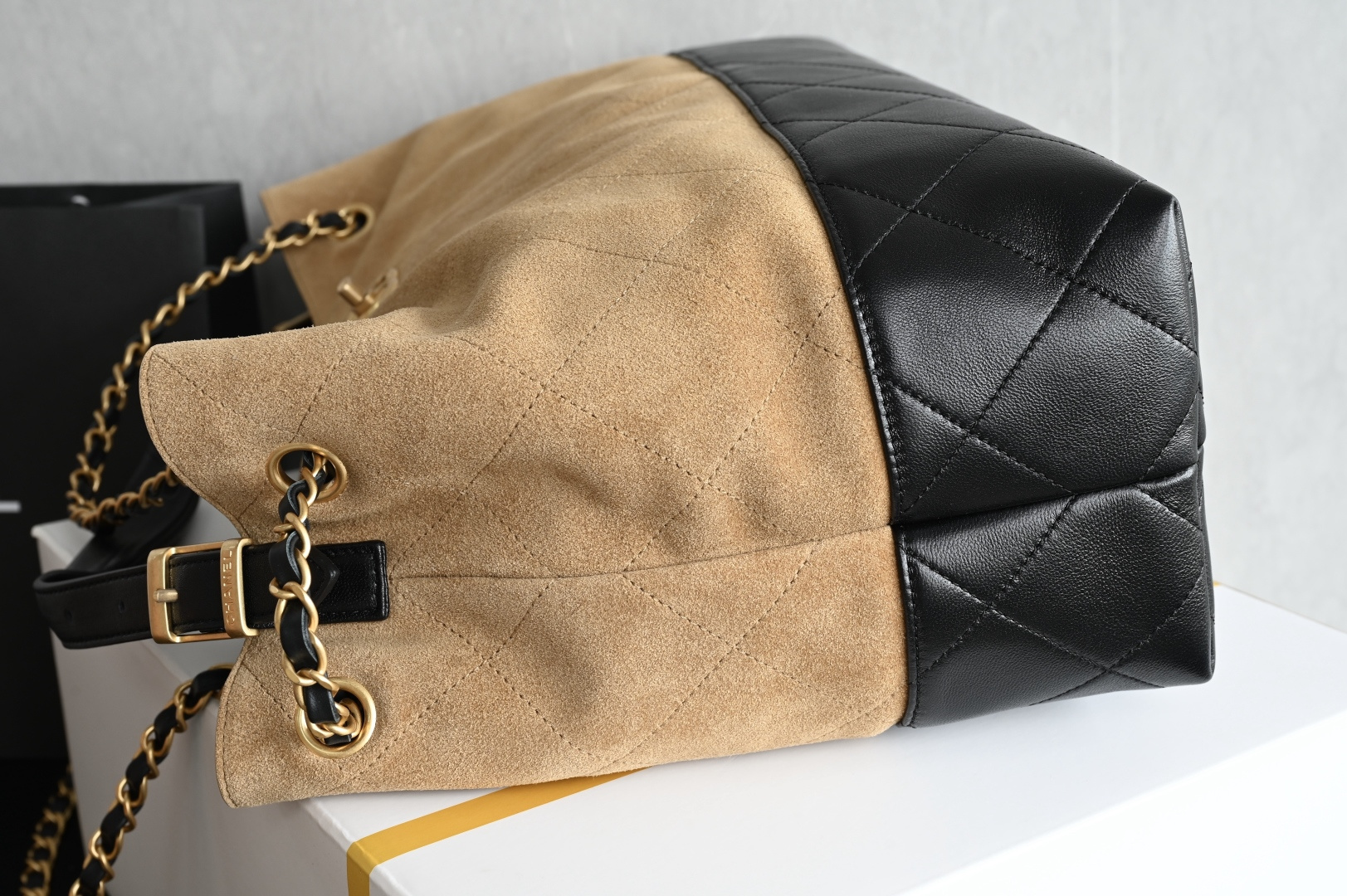 🌼白金版▪️正品级 包装如图全新到货🆕𝗖𝗵𝗮𝗻𝗲𝟭 𝟮𝟱𝗔购物袋𝗁𝗈𝖻𝗈 土黄拼黑 大号专柜售价𝟧𝟫𝟧𝟢