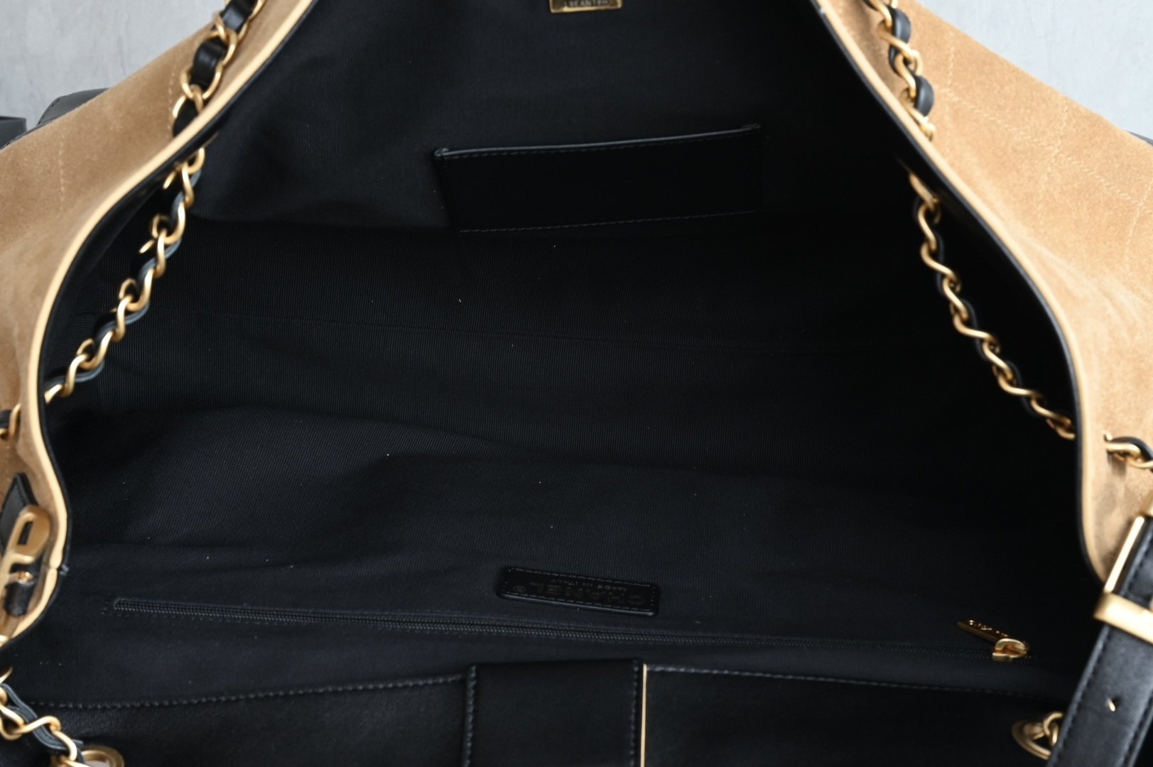 🌼白金版▪️正品级 包装如图全新到货🆕𝗖𝗵𝗮𝗻𝗲𝟭 𝟮𝟱𝗔购物袋𝗁𝗈𝖻𝗈 土黄拼黑 大号专柜售价𝟧𝟫𝟧𝟢