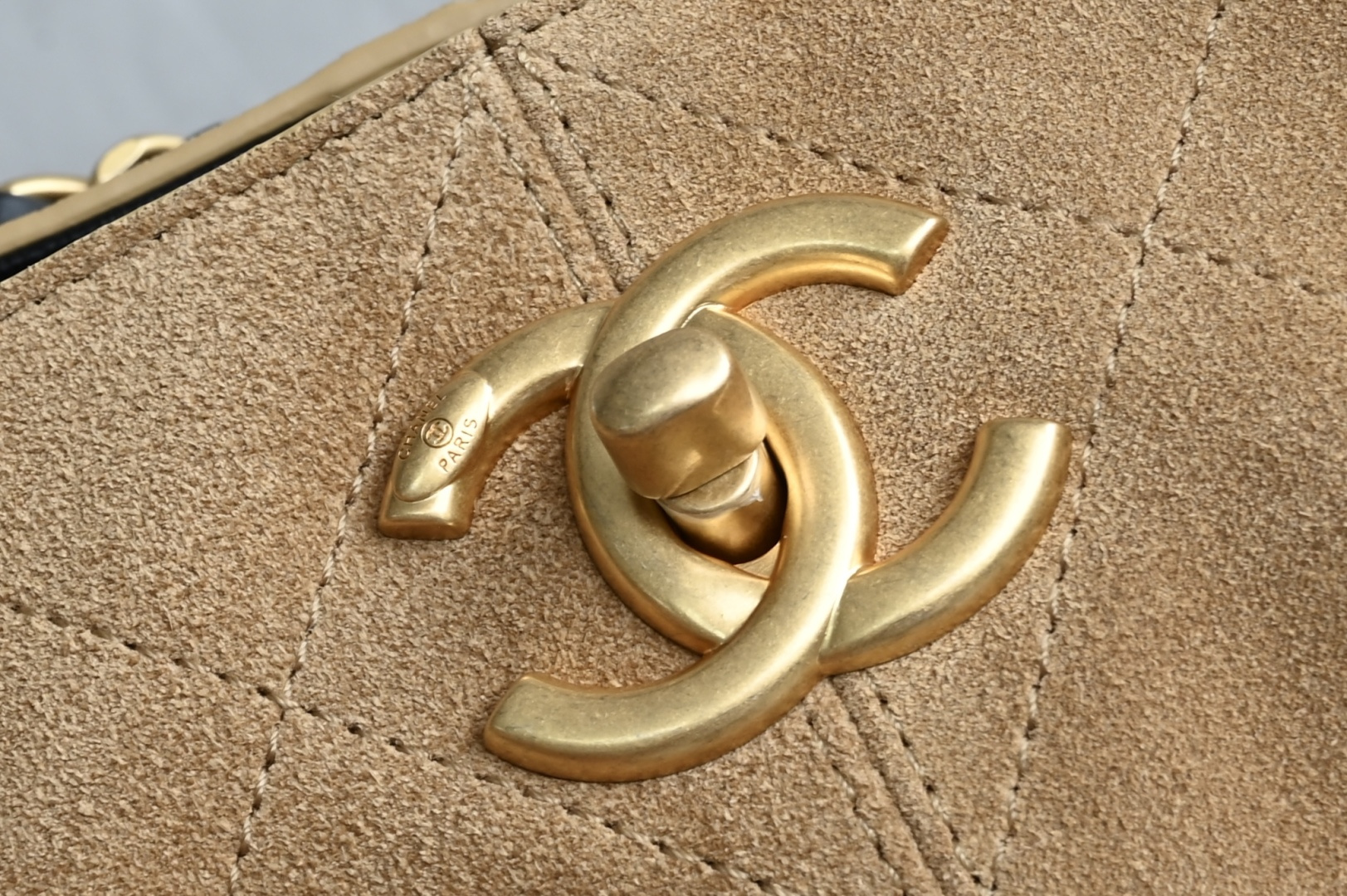 🌼白金版▪️正品级 包装如图全新到货🆕𝗖𝗵𝗮𝗻𝗲𝟭 𝟮𝟱𝗔购物袋𝗁𝗈𝖻𝗈 土黄拼黑 大号专柜售价𝟧𝟫𝟧𝟢