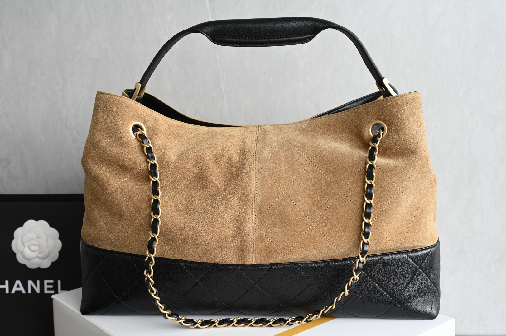 🌼白金版▪️正品级 包装如图全新到货🆕𝗖𝗵𝗮𝗻𝗲𝟭 𝟮𝟱𝗔购物袋𝗁𝗈𝖻𝗈 土黄拼黑 大号专柜售价𝟧𝟫𝟧𝟢