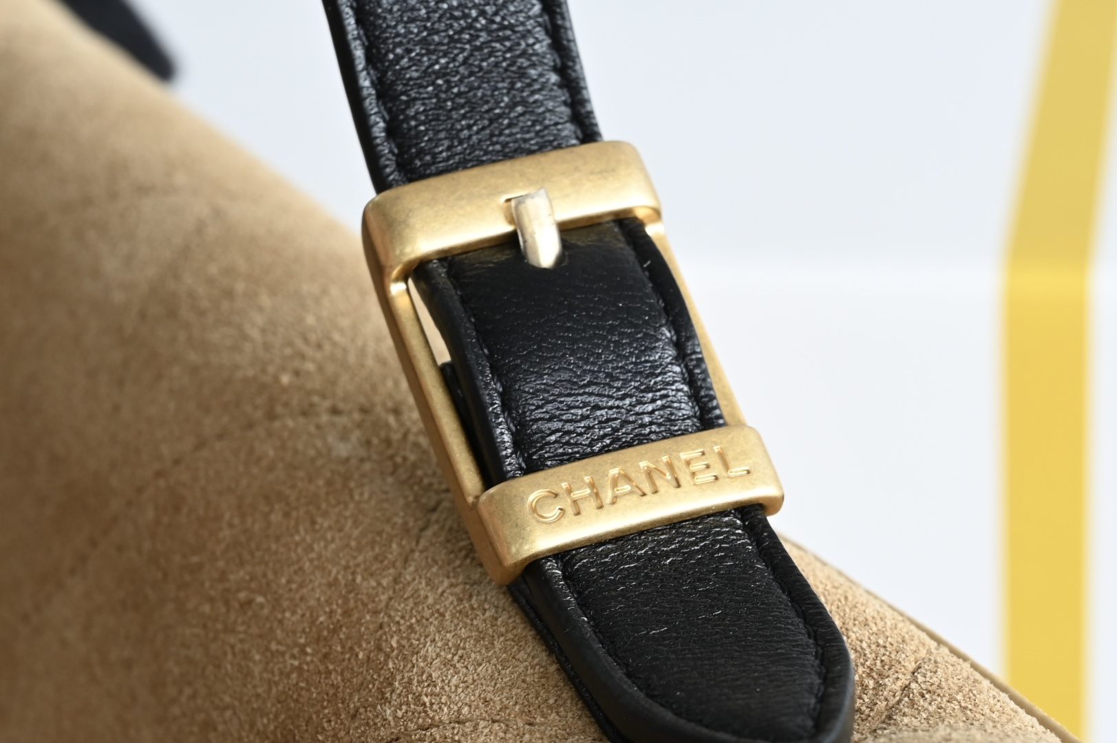 🌼白金版▪️正品级 包装如图全新到货🆕𝗖𝗵𝗮𝗻𝗲𝟭 𝟮𝟱𝗔麂皮邮差包 土黄拼黑专柜售价𝟧𝟥𝟧𝟢𝟢𝗋𝗆𝖻购