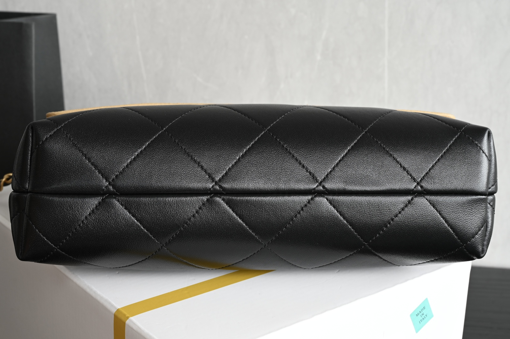 🌼白金版▪️正品级 包装如图全新到货🆕𝗖𝗵𝗮𝗻𝗲𝟭 𝟮𝟱𝗔麂皮邮差包 土黄拼黑专柜售价𝟧𝟥𝟧𝟢𝟢𝗋𝗆𝖻购