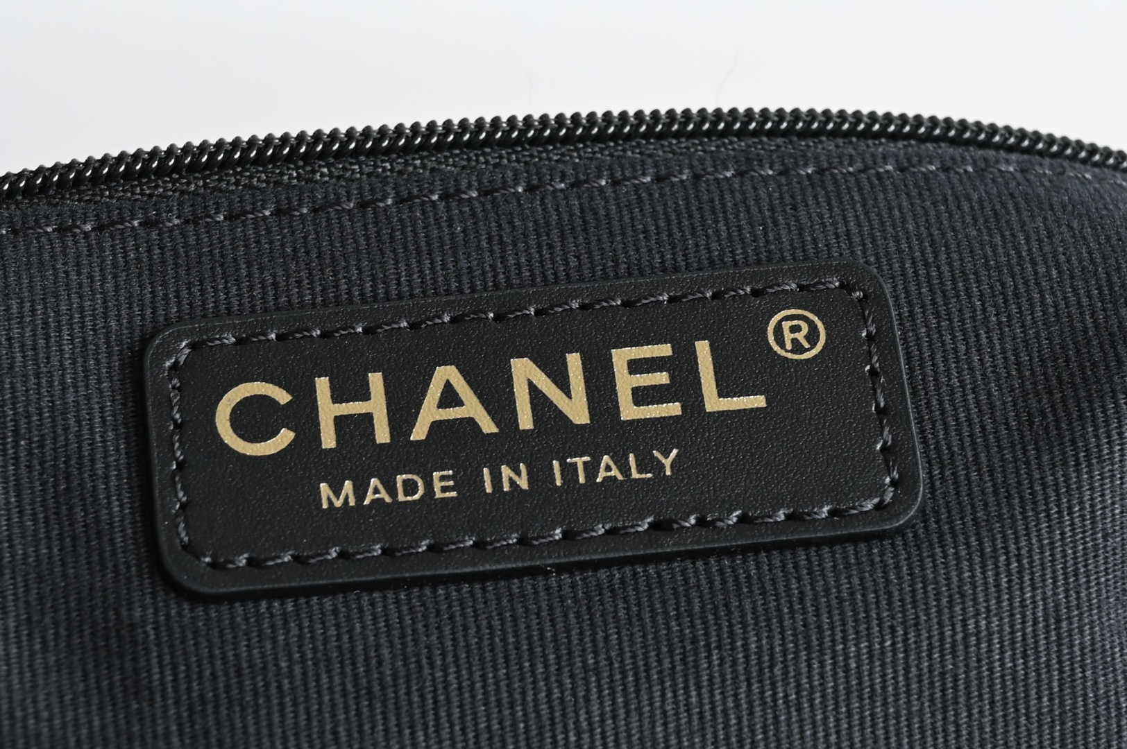 🌼白金版▪️正品级 包装如图全新到货🆕𝗖𝗵𝗮𝗻𝗲𝟭 𝟮𝟱𝗔麂皮邮差包 土黄拼黑专柜售价𝟧𝟥𝟧𝟢𝟢𝗋𝗆𝖻购