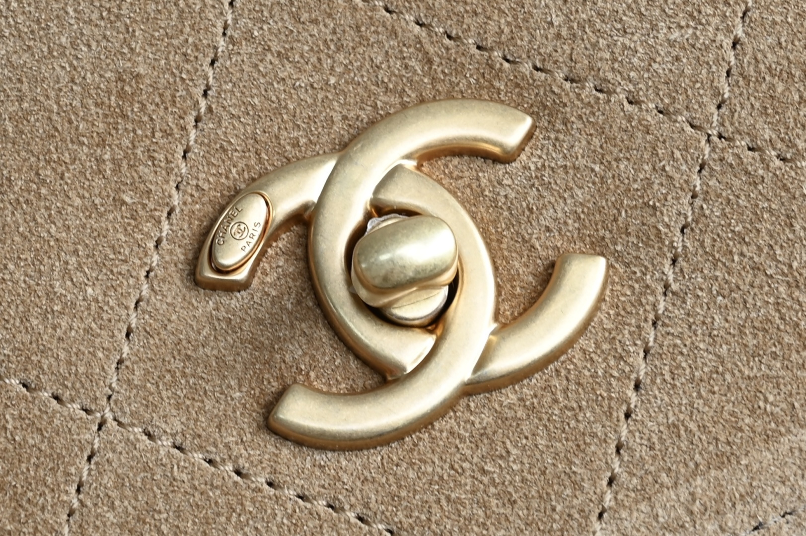 🌼白金版▪️正品级 包装如图全新到货🆕𝗖𝗵𝗮𝗻𝗲𝟭 𝟮𝟱𝗔麂皮邮差包 土黄拼黑专柜售价𝟧𝟥𝟧𝟢𝟢𝗋𝗆𝖻购