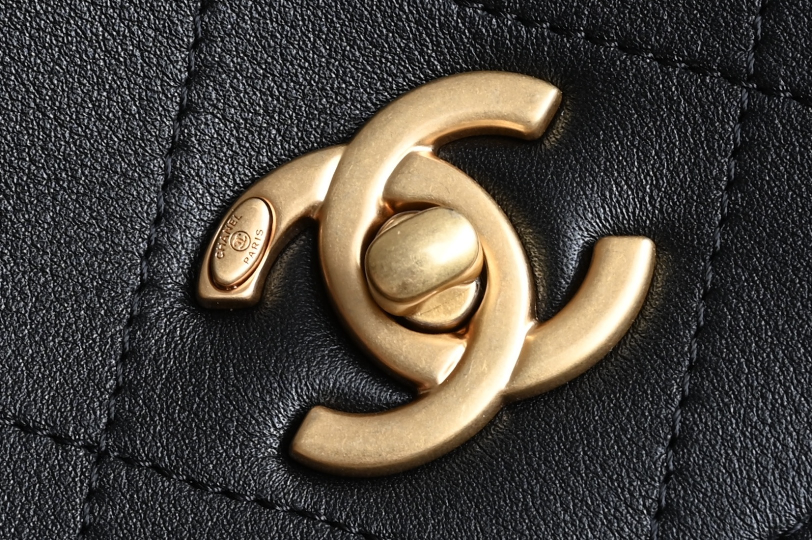 🌼白金版▪️正品级 包装如图全新到货🆕𝗖𝗵𝗮𝗻𝗲𝟭 𝟮𝟱𝗔麂皮邮差包 黑色专柜售价𝟧𝟥𝟧𝟢𝟢𝗋𝗆𝖻购入开