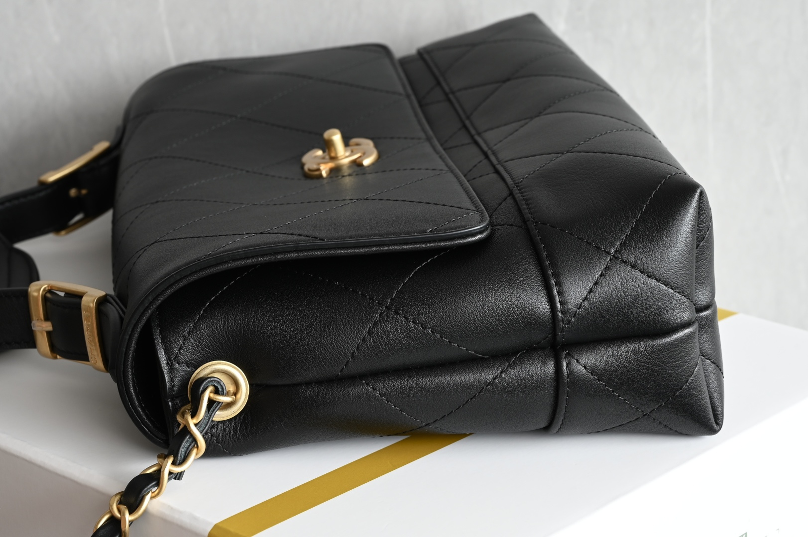 🌼白金版▪️正品级 包装如图全新到货🆕𝗖𝗵𝗮𝗻𝗲𝟭 𝟮𝟱𝗔麂皮邮差包 黑色专柜售价𝟧𝟥𝟧𝟢𝟢𝗋𝗆𝖻购入开