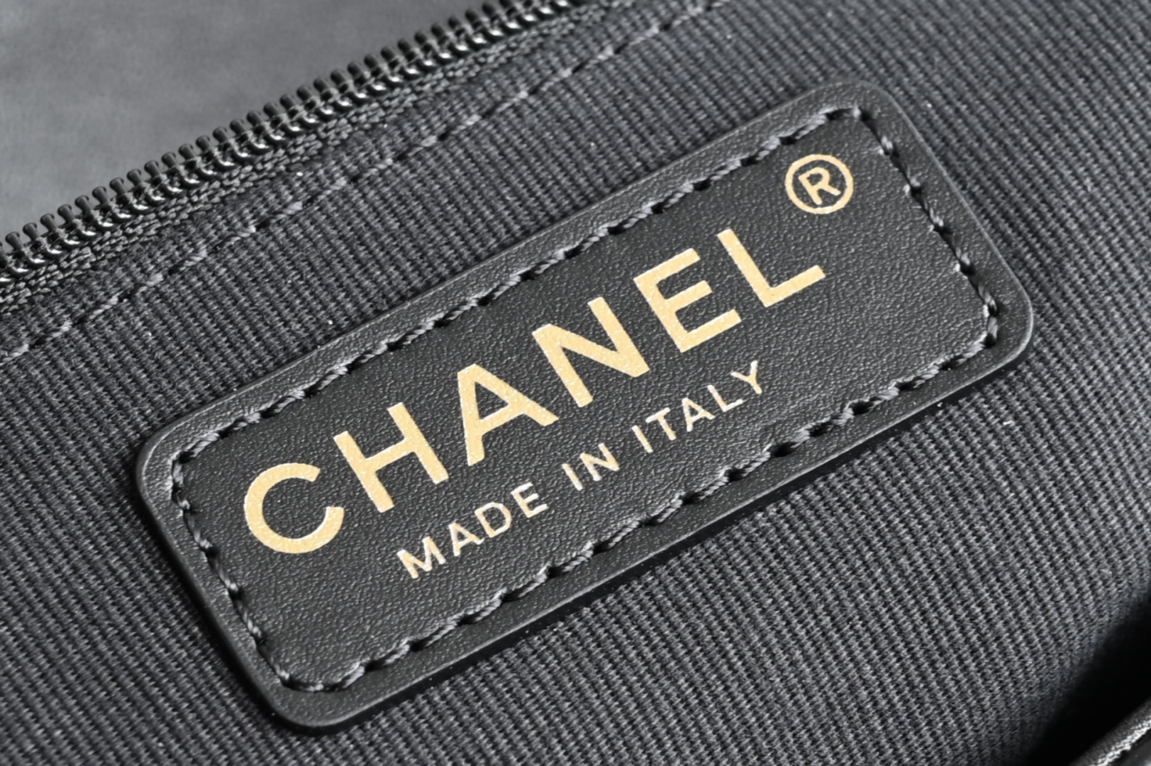 🌼白金版▪️正品级 包装如图全新到货🆕𝗖𝗵𝗮𝗻𝗲𝟭 𝟮𝟱𝗔麂皮邮差包 黑色专柜售价𝟧𝟥𝟧𝟢𝟢𝗋𝗆𝖻购入开