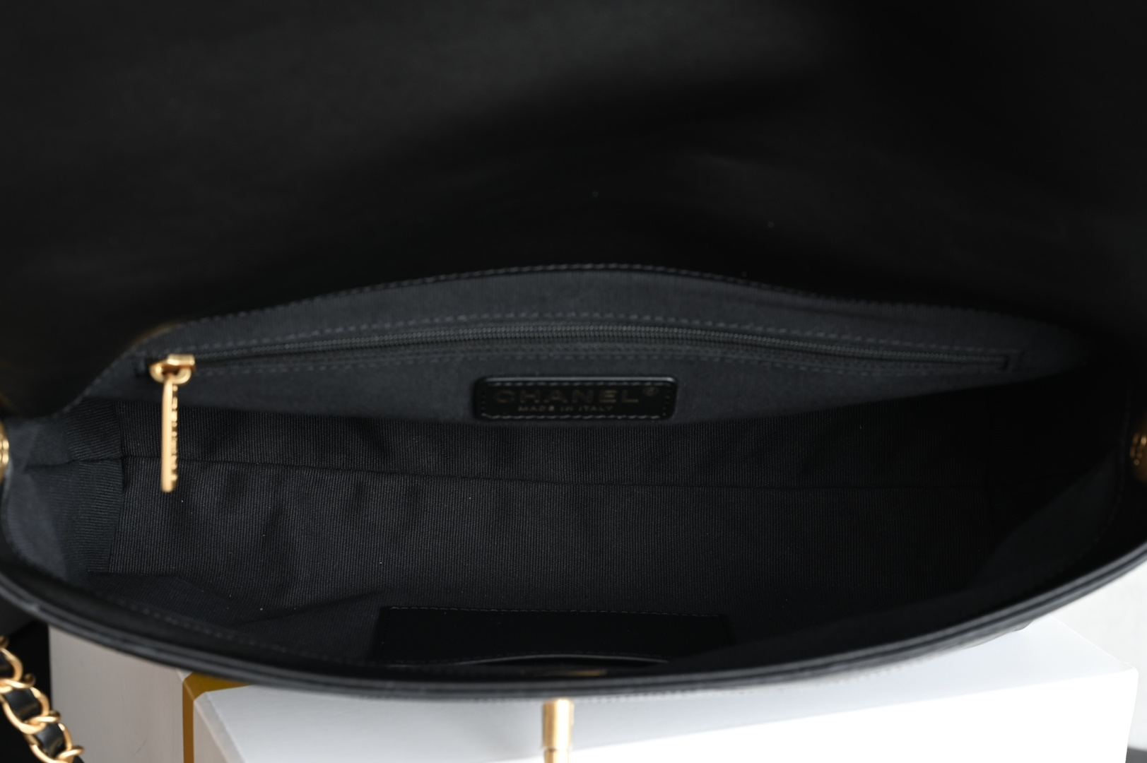 🌼白金版▪️正品级 包装如图全新到货🆕𝗖𝗵𝗮𝗻𝗲𝟭 𝟮𝟱𝗔麂皮邮差包 黑色专柜售价𝟧𝟥𝟧𝟢𝟢𝗋𝗆𝖻购入开