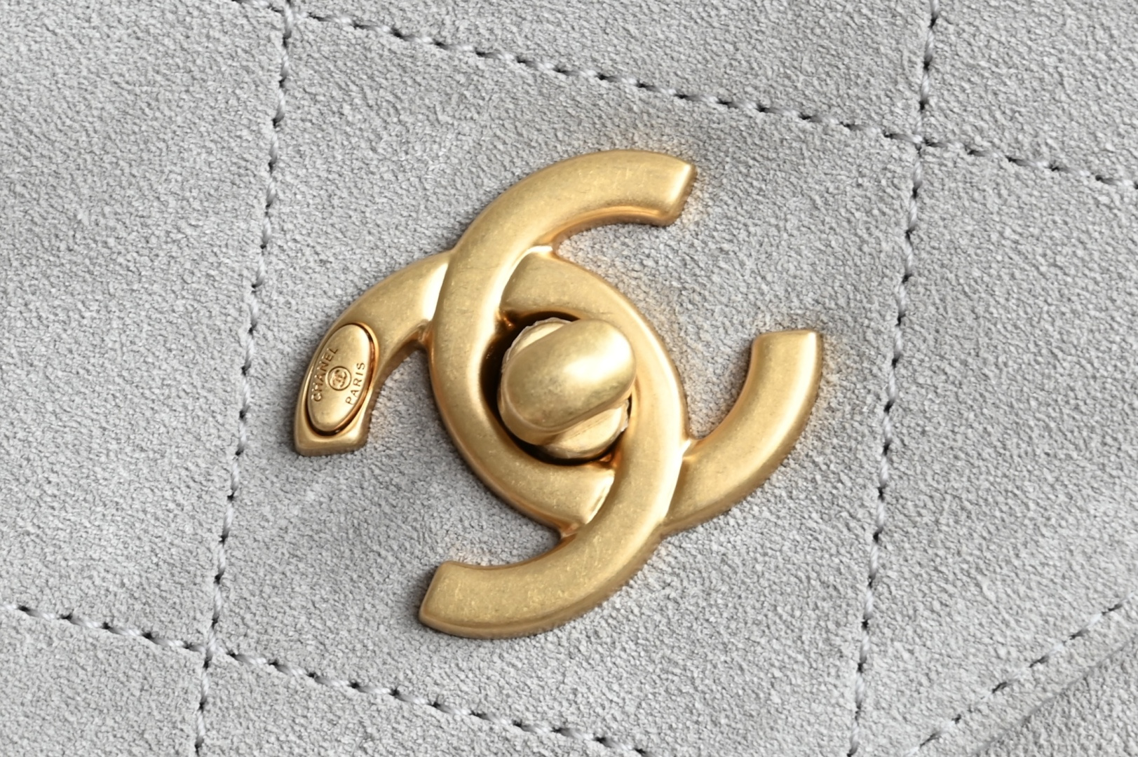 🌼白金版▪️正品级 包装如图全新到货🆕𝗖𝗵𝗮𝗻𝗲𝟭 𝟮𝟱𝗔麂皮邮差包 灰拼黑色专柜售价𝟧𝟥𝟧𝟢𝟢𝗋𝗆𝖻购