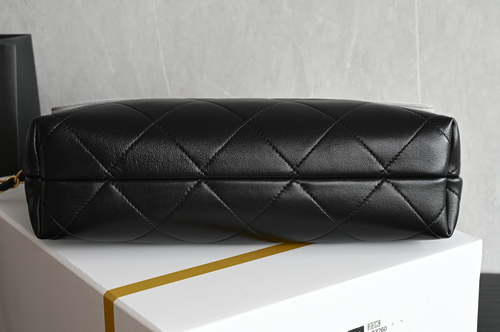 🌼白金版▪️正品级 包装如图全新到货🆕𝗖𝗵𝗮𝗻𝗲𝟭 𝟮𝟱𝗔麂皮邮差包 灰拼黑色专柜售价𝟧𝟥𝟧𝟢𝟢𝗋𝗆𝖻购