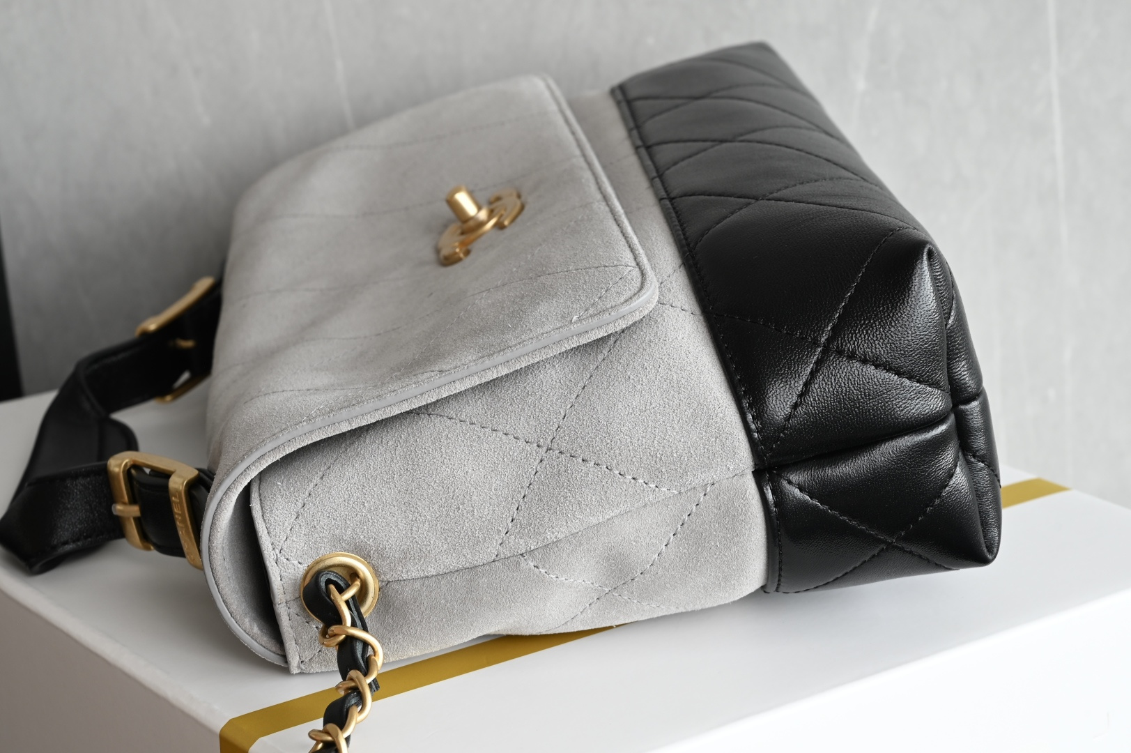 🌼白金版▪️正品级 包装如图全新到货🆕𝗖𝗵𝗮𝗻𝗲𝟭 𝟮𝟱𝗔麂皮邮差包 灰拼黑色专柜售价𝟧𝟥𝟧𝟢𝟢𝗋𝗆𝖻购