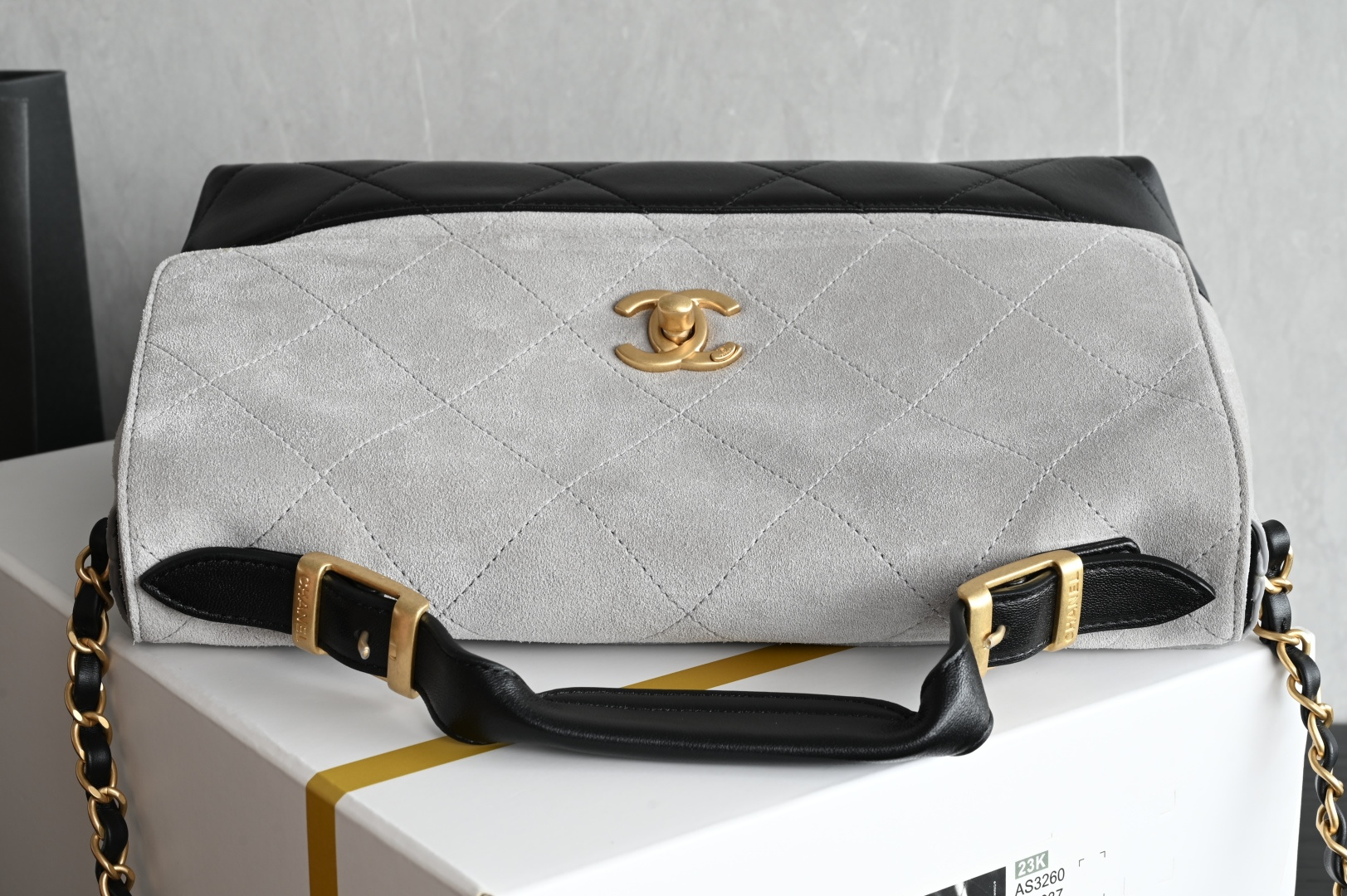 🌼白金版▪️正品级 包装如图全新到货🆕𝗖𝗵𝗮𝗻𝗲𝟭 𝟮𝟱𝗔麂皮邮差包 灰拼黑色专柜售价𝟧𝟥𝟧𝟢𝟢𝗋𝗆𝖻购