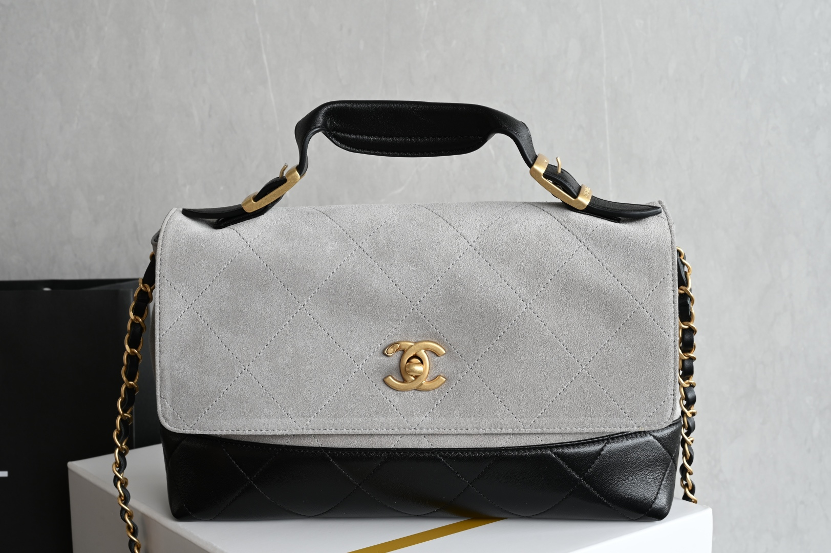 🌼白金版▪️正品级 包装如图全新到货🆕𝗖𝗵𝗮𝗻𝗲𝟭 𝟮𝟱𝗔麂皮邮差包 灰拼黑色专柜售价𝟧𝟥𝟧𝟢𝟢𝗋𝗆𝖻购