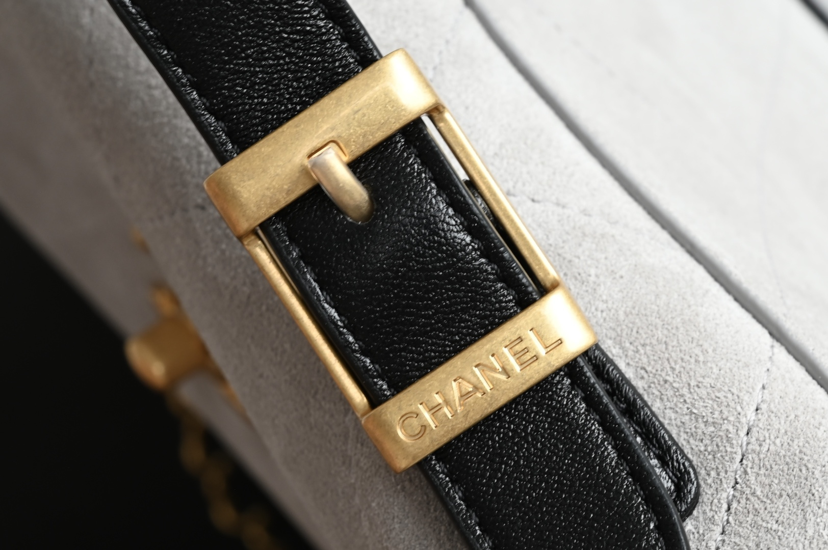 🌼白金版▪️正品级 包装如图全新到货🆕𝗖𝗵𝗮𝗻𝗲𝟭 𝟮𝟱𝗔麂皮邮差包 灰拼黑色专柜售价𝟧𝟥𝟧𝟢𝟢𝗋𝗆𝖻购