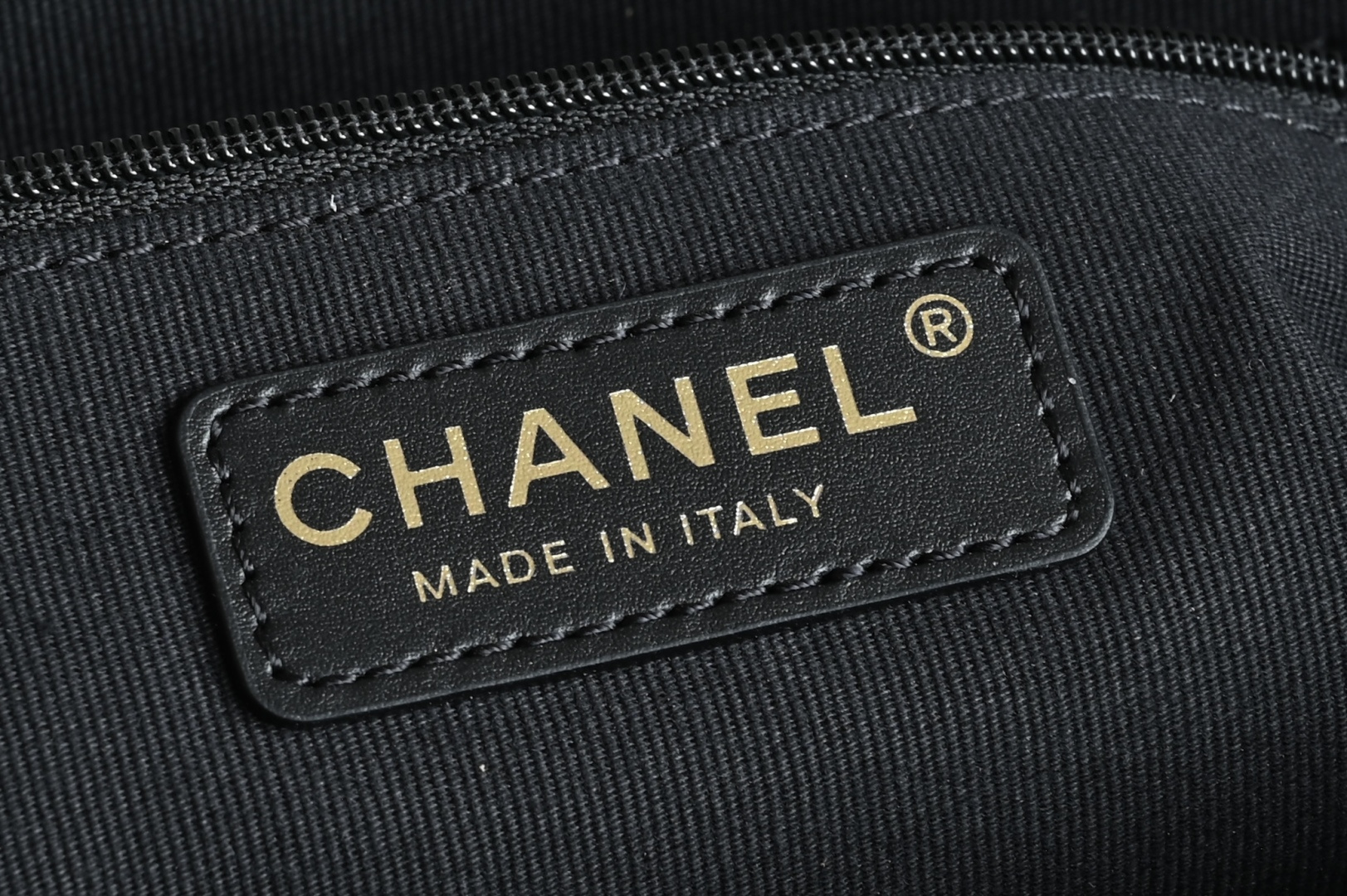 🌼白金版▪️正品级 包装如图全新到货🆕𝗖𝗵𝗮𝗻𝗲𝟭 𝟮𝟱𝗔麂皮邮差包 灰拼黑色专柜售价𝟧𝟥𝟧𝟢𝟢𝗋𝗆𝖻购