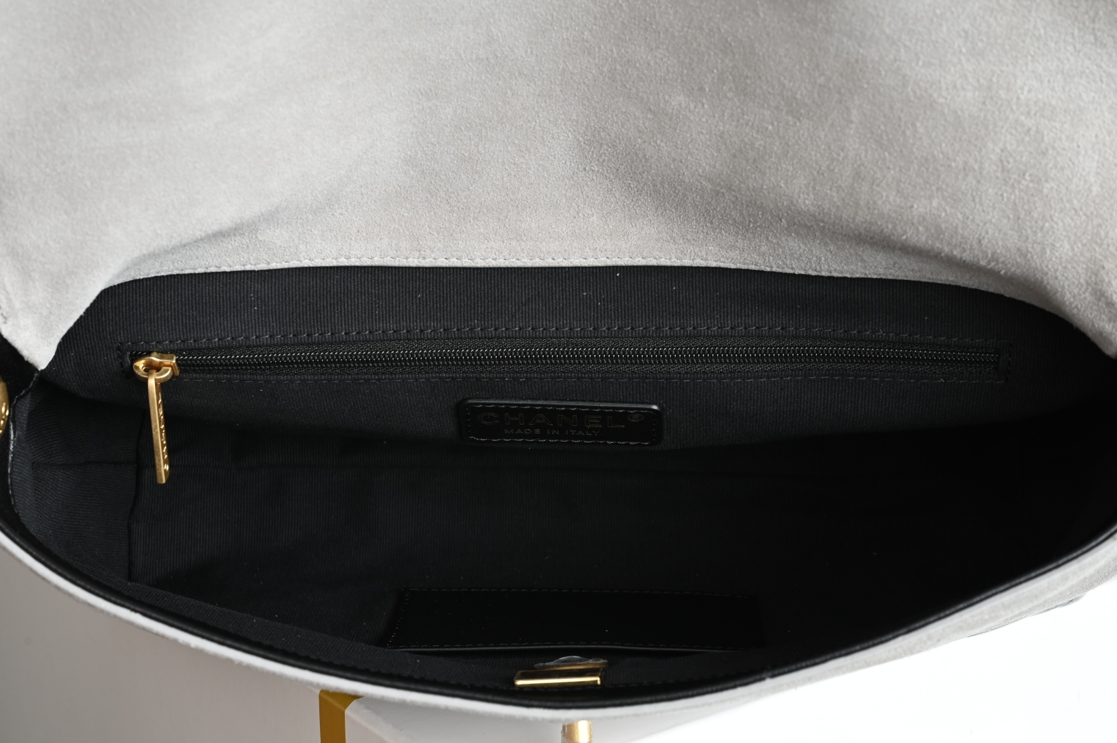 🌼白金版▪️正品级 包装如图全新到货🆕𝗖𝗵𝗮𝗻𝗲𝟭 𝟮𝟱𝗔麂皮邮差包 灰拼黑色专柜售价𝟧𝟥𝟧𝟢𝟢𝗋𝗆𝖻购