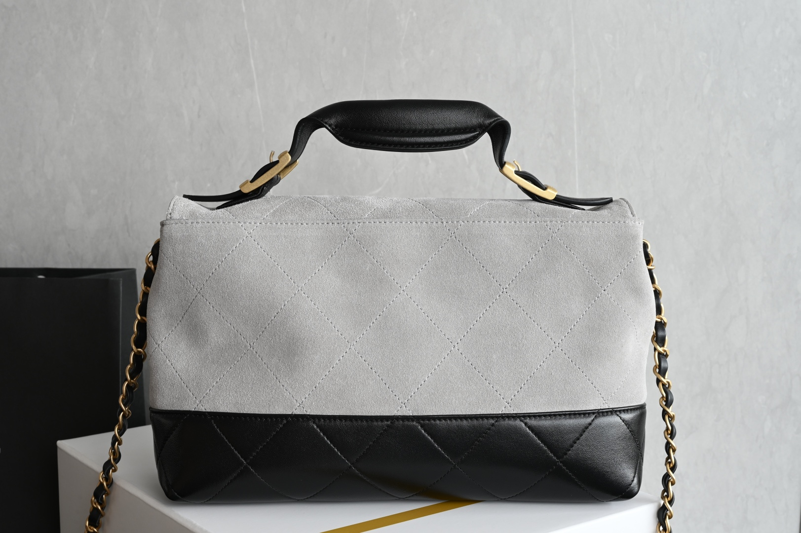 🌼白金版▪️正品级 包装如图全新到货🆕𝗖𝗵𝗮𝗻𝗲𝟭 𝟮𝟱𝗔麂皮邮差包 灰拼黑色专柜售价𝟧𝟥𝟧𝟢𝟢𝗋𝗆𝖻购