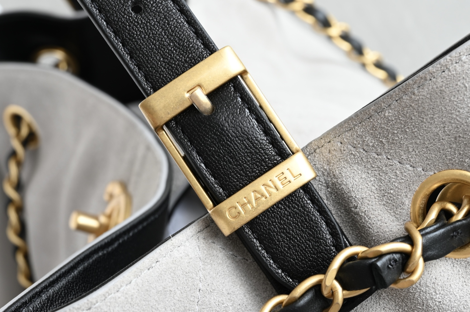 白金版▪️正品级 包装如图全新到货🆕𝗖𝗵𝗮𝗻𝗲𝟭 𝟮𝟱𝗔购物袋𝗁𝗈𝖻𝗈 灰拼黑 大号专柜售价𝟧𝟫𝟧𝟢𝟢𝗋