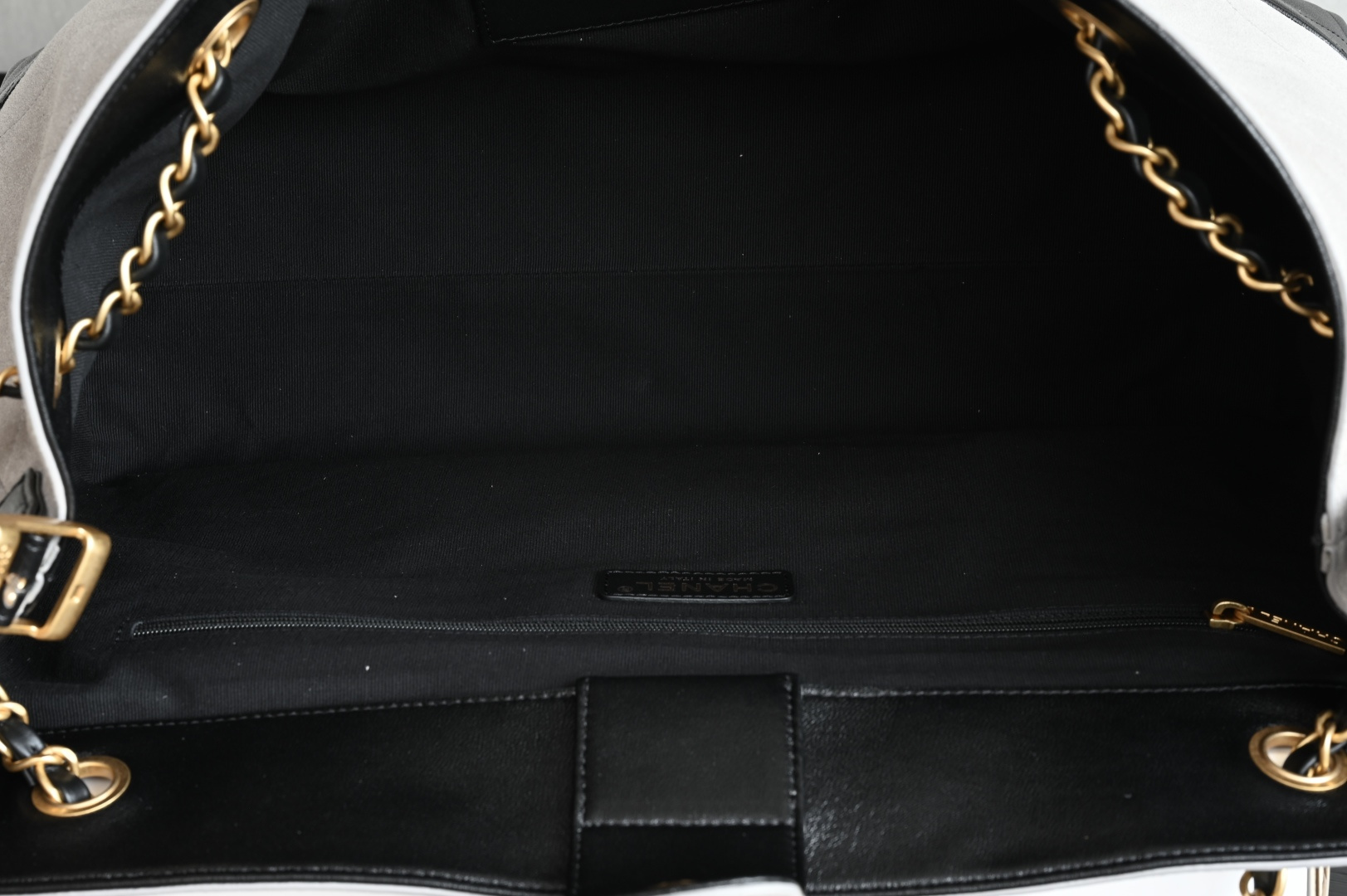 白金版▪️正品级 包装如图全新到货🆕𝗖𝗵𝗮𝗻𝗲𝟭 𝟮𝟱𝗔购物袋𝗁𝗈𝖻𝗈 灰拼黑 大号专柜售价𝟧𝟫𝟧𝟢𝟢𝗋