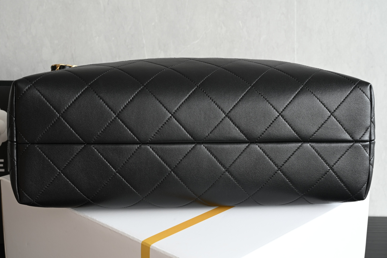 白金版▪️正品级 包装如图全新到货🆕𝗖𝗵𝗮𝗻𝗲𝟭 𝟮𝟱𝗔购物袋𝗁𝗈𝖻𝗈 灰拼黑 大号专柜售价𝟧𝟫𝟧𝟢𝟢𝗋