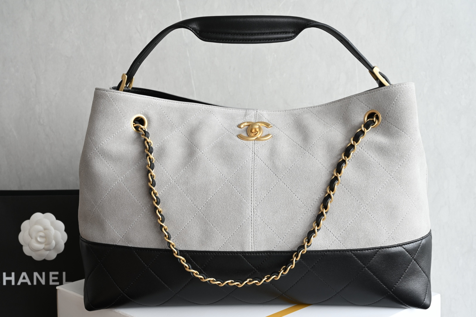 白金版▪️正品级 包装如图全新到货🆕𝗖𝗵𝗮𝗻𝗲𝟭 𝟮𝟱𝗔购物袋𝗁𝗈𝖻𝗈 灰拼黑 大号专柜售价𝟧𝟫𝟧𝟢𝟢𝗋