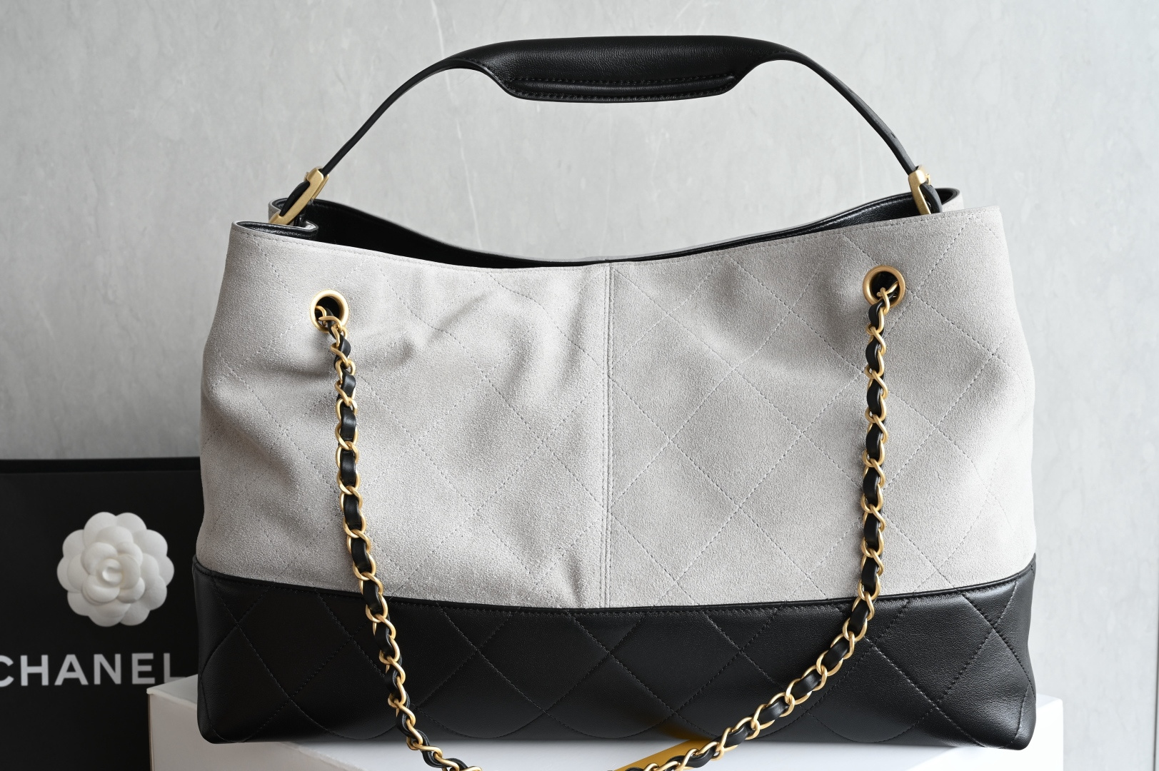 白金版▪️正品级 包装如图全新到货🆕𝗖𝗵𝗮𝗻𝗲𝟭 𝟮𝟱𝗔购物袋𝗁𝗈𝖻𝗈 灰拼黑 大号专柜售价𝟧𝟫𝟧𝟢𝟢𝗋