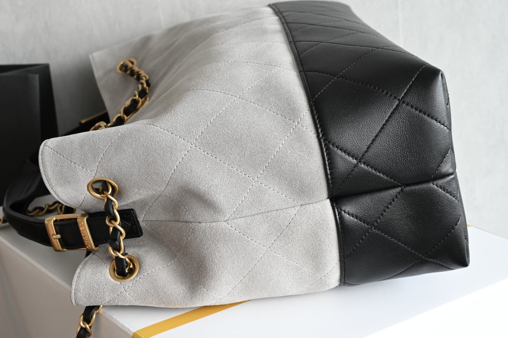 白金版▪️正品级 包装如图全新到货🆕𝗖𝗵𝗮𝗻𝗲𝟭 𝟮𝟱𝗔购物袋𝗁𝗈𝖻𝗈 灰拼黑 大号专柜售价𝟧𝟫𝟧𝟢𝟢𝗋