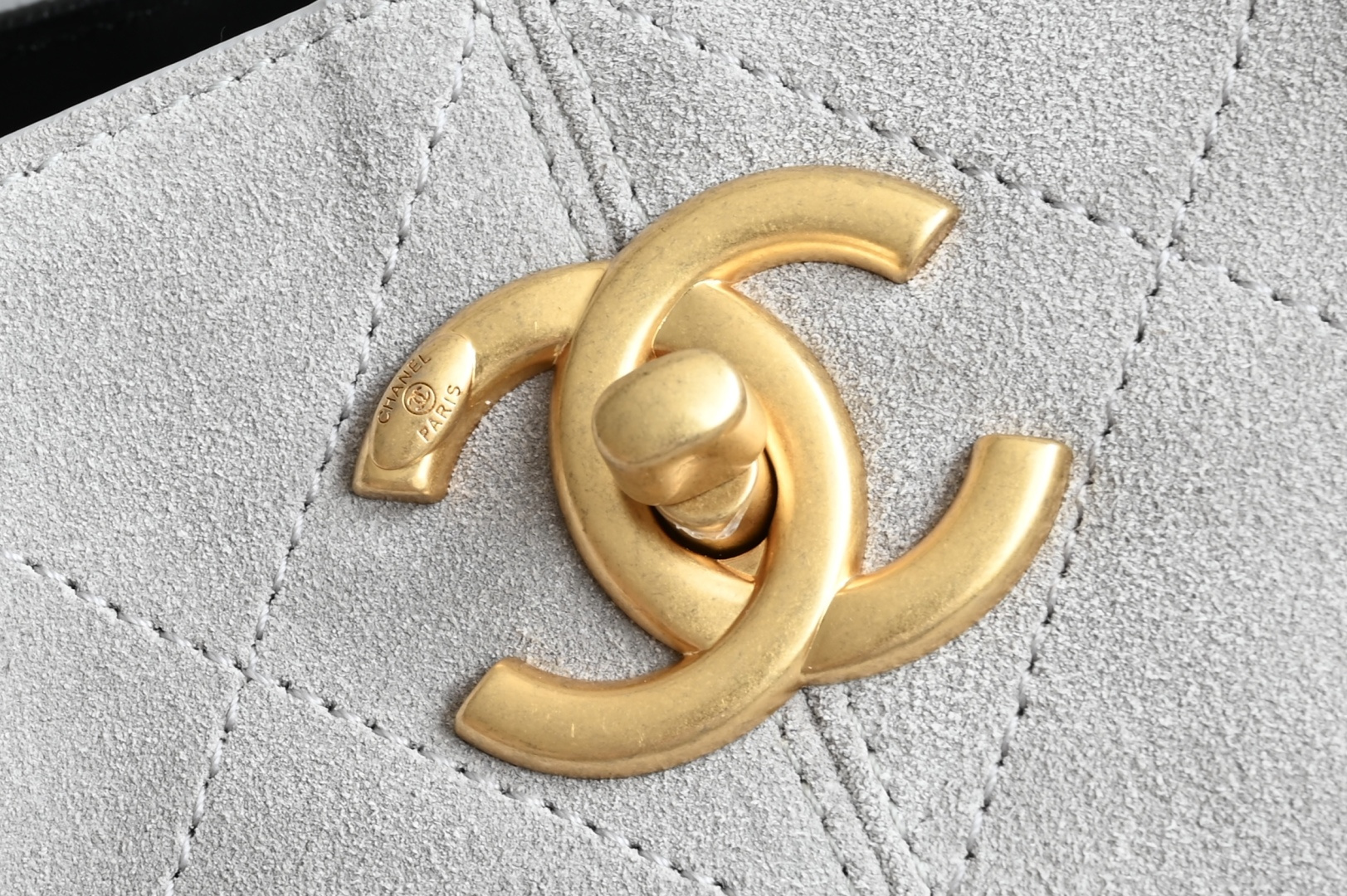 白金版▪️正品级 包装如图全新到货🆕𝗖𝗵𝗮𝗻𝗲𝟭 𝟮𝟱𝗔购物袋𝗁𝗈𝖻𝗈 灰拼黑 大号专柜售价𝟧𝟫𝟧𝟢𝟢𝗋