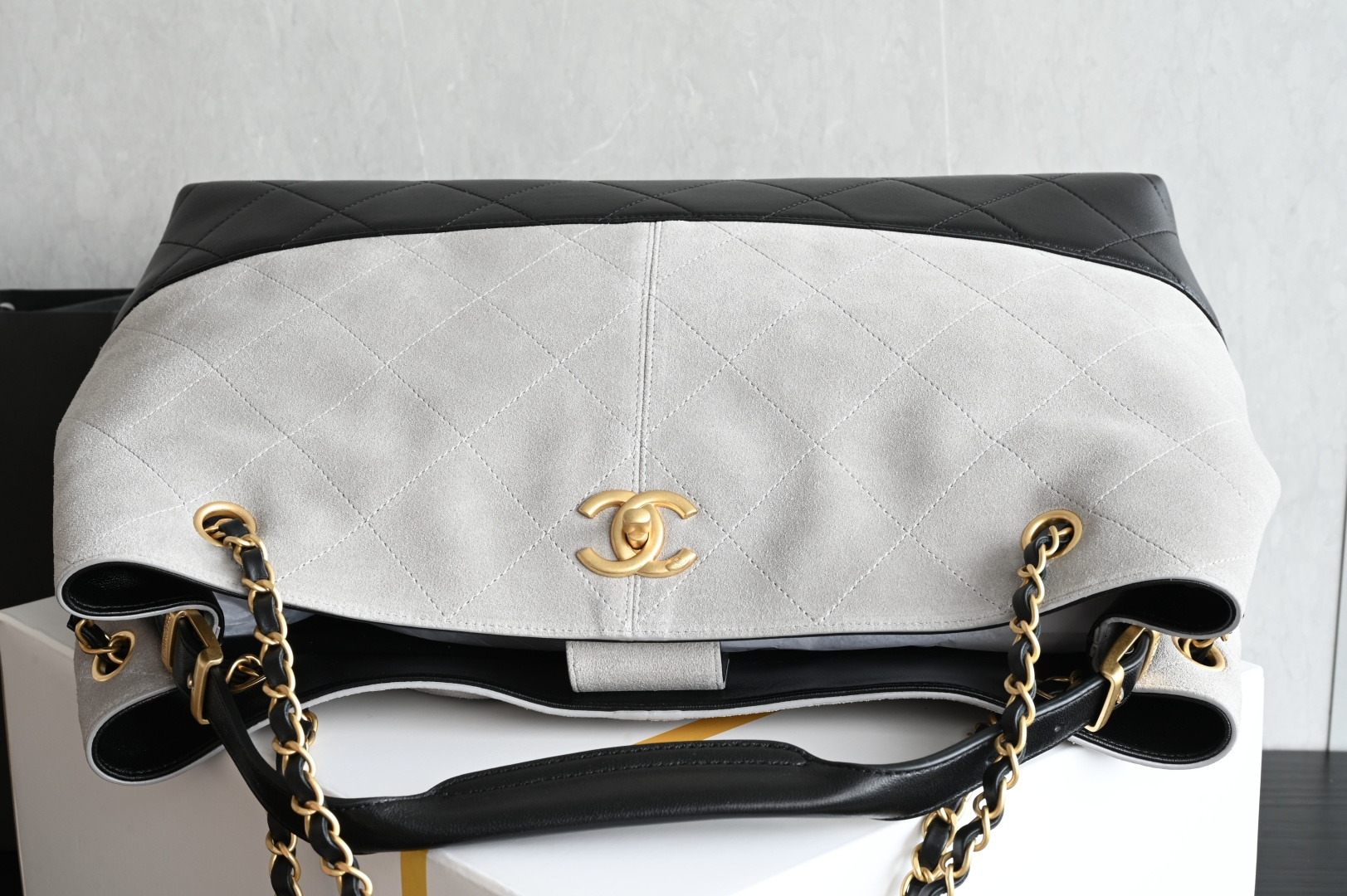 白金版▪️正品级 包装如图全新到货🆕𝗖𝗵𝗮𝗻𝗲𝟭 𝟮𝟱𝗔购物袋𝗁𝗈𝖻𝗈 灰拼黑 大号专柜售价𝟧𝟫𝟧𝟢𝟢𝗋